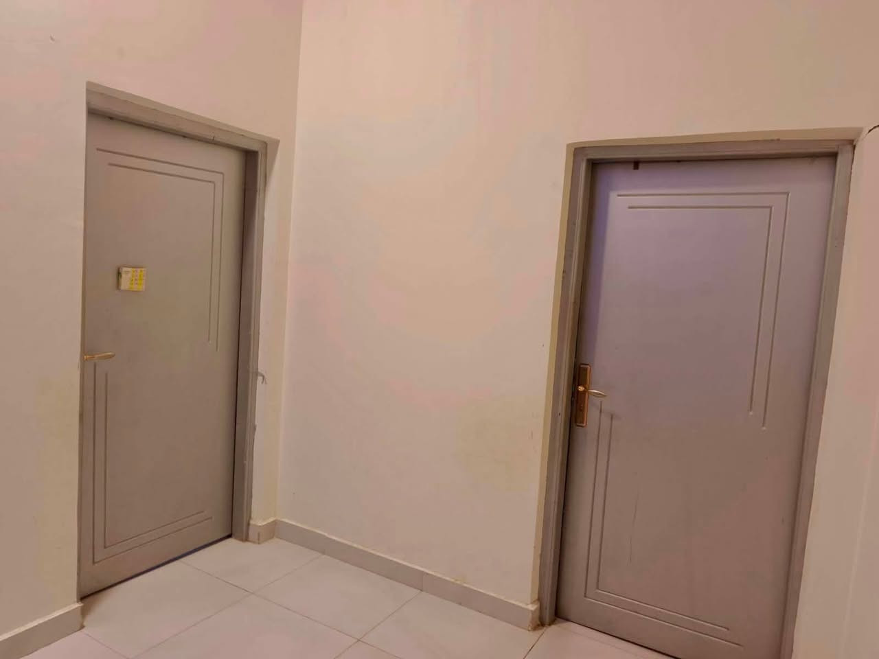 منزل + أثاث ومحتويات المنزل : للبيع 🚨🚨
منزل سكني جاهز للسكن مع كامل الأثاث والمحتويات

📍 الموقع: الناصرية – حي الجوادين – الإسكان الصناعي – النزلة الأولى.

المواصفات ❗️:

* مساحة الأرض: 300 م².
* مساحة البناء: 170 م².
* واجهة: 12 متر.
* شارع: 10 متر.

التقسيم الداخلي:

* غرفتين نوم.
* صالة استقبال وجلسة .
* مطبخ بارد +مطبخ حار حديث بتصميم عصري.
* حمام داخلي وخارجي 
* حديقة كبيرة خارجية+ كراج سيارة 

* بناء بالطابوق.
* أرضيات بورسلان وسيراميك.
* أسقف ثانوية مع إنارة حديثة.
* شبابيك وأبواب ذات جودة ممتازة.

يشمل البيع جميع المحتويات:

* غرفة نوم كاملة.
* أثاث الصالة.
* مجالس ومفروشات.
* ميز طعام.
* ستائر.
* مطبخ كامل مع الكاونتر.
* ثلاجة.
* طباخ.
* فرن.
* مايكرويف.
* غسالة.
* شاشة تلفزيون.
* براد ماء.
* فلتر ماء.
* سخان ماء.
* تانكي ماء.
* عدد (2) سبليت كنتوري 3 طن.
* عدد (1) سبليت جداري.
* مراوح وتجهيزات المنزل الأخرى.

البيت جاهز للسكن بالكامل ❗️❗️
ولا يحتاج أي مصاريف أو أعمال إضافية👍 

للأستفسار الأتصال على الرقم ( ‭***********‬ )
