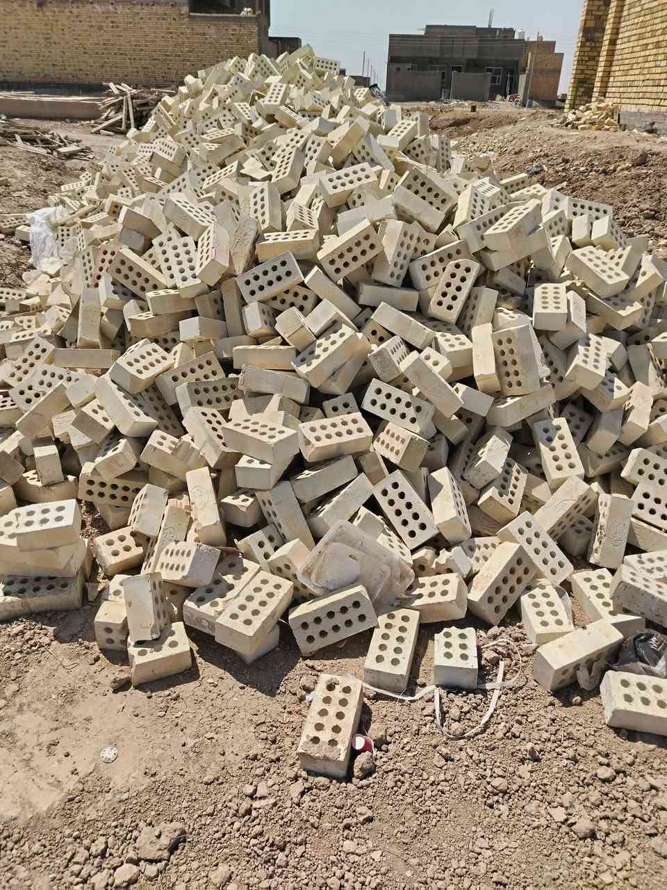 السلام عليكم قطعه للبيع اركيوه جنوبيه قرب شارع 30 وره مدرسة قظنفر مباشر جاهز للبناء مساحه 150 متر واجه سبعه ونص ونزال 20 بيه سيارتين طابوك نهروان (***********)
