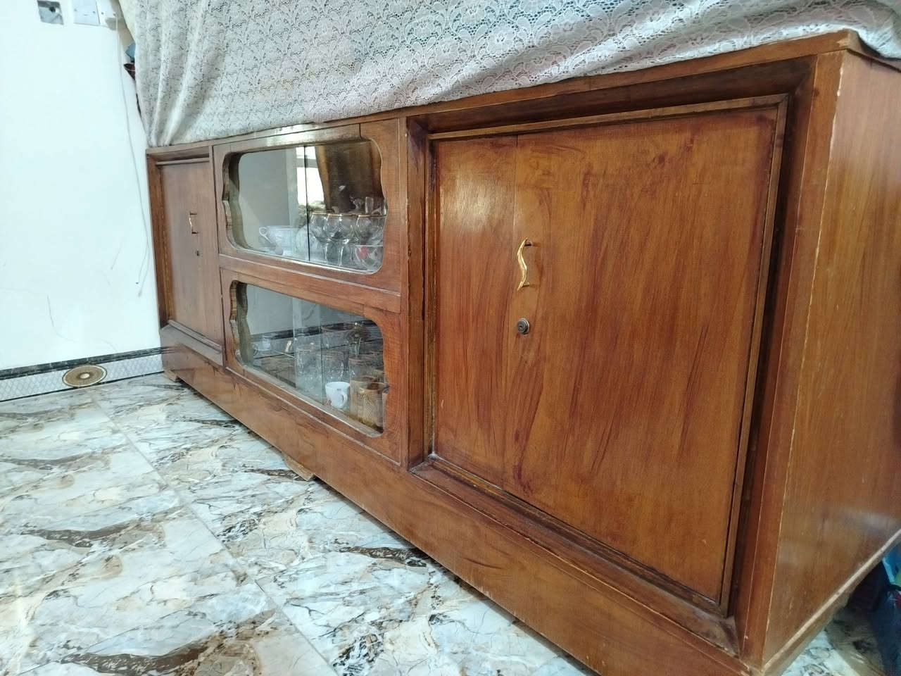 السلام عليكم ورحمة الله 
للبيع بوفيه جديده لا فطور ولا كسر ولا بيه اي شي 
السعر 125 وبيها مجال للطيبين للاستفسار التواصل خاص او الاتصال علئ الرقم ***********
