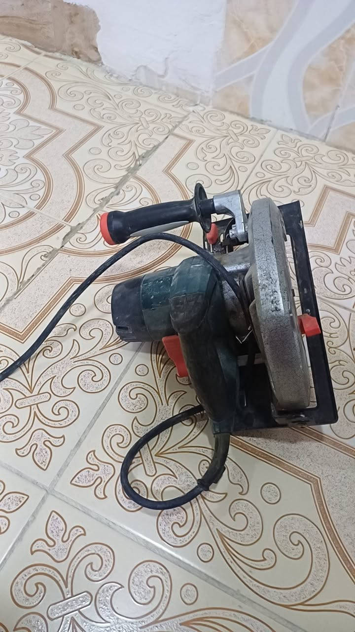 ئەم دوو  مشاری دار بڕین و ئەلەمنیومە بۆ فرۆشتن بێعەیبە لە سلێمانیە
نرخی گەورەکەیان 80هەزار 
نرخی بچوکەکەیان 40هەزارە
ژم ***********
