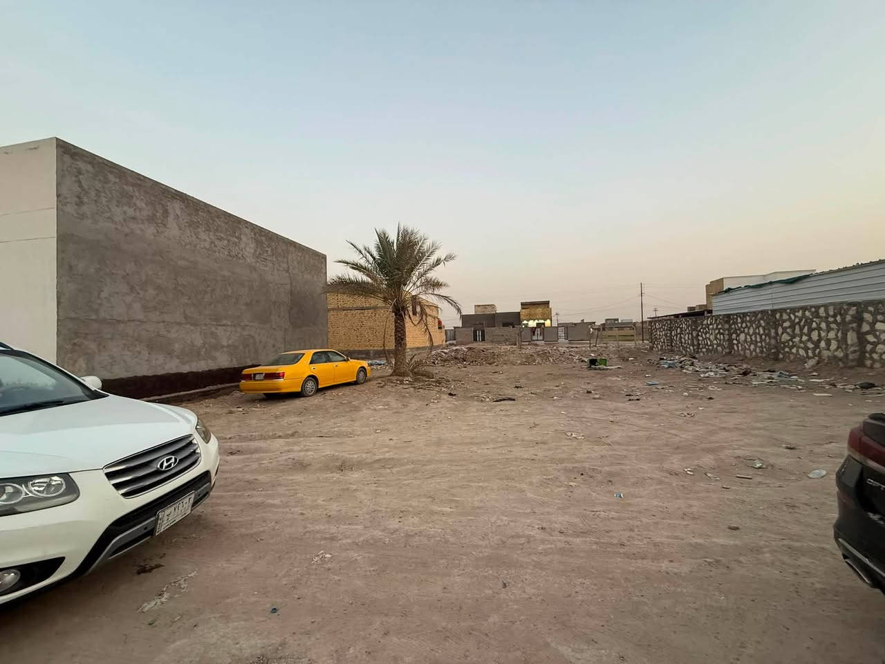 قطعه ارض مساحته415 يم لسياج مال المدينه مهدي عاكول اله مدخلين واحد عل تبليط لجديد الي يروح للحله او لثاني عله جهت شارع مهدي عاكول  للستفسار مراجعت مكتب الهندي2
 ***********
