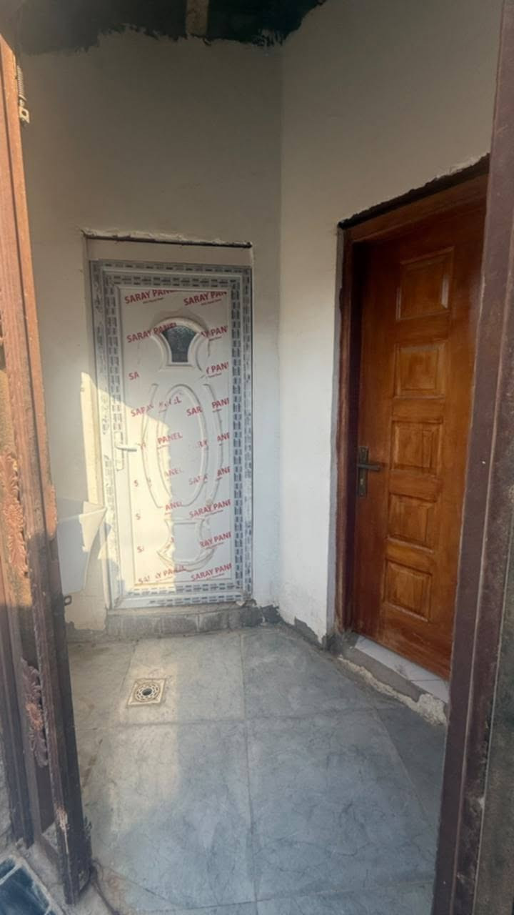 السلام عليكم دار للبيع عند ال نياز قرب سيطره السريع من جهة الفداء اول فرع بنزلة السيطره
المساحه 300 متر بناء 200
يتكون من غرفتين وصاله ومطبخ وصحيات داخليه وخارجيه وديوانيه معزوله مع صحياتها مع حديقه مساحه 100 متر
البيت كله صب كونكريت وطابوق 
التفاصيل الاكثر علئ الخاص
السعر 100 مع المجال
***********
السلام عليكم دار للبيع عند ال نياز قرب سيطره السريع من جهة الفداء اول فرع بنزلة السيطره
