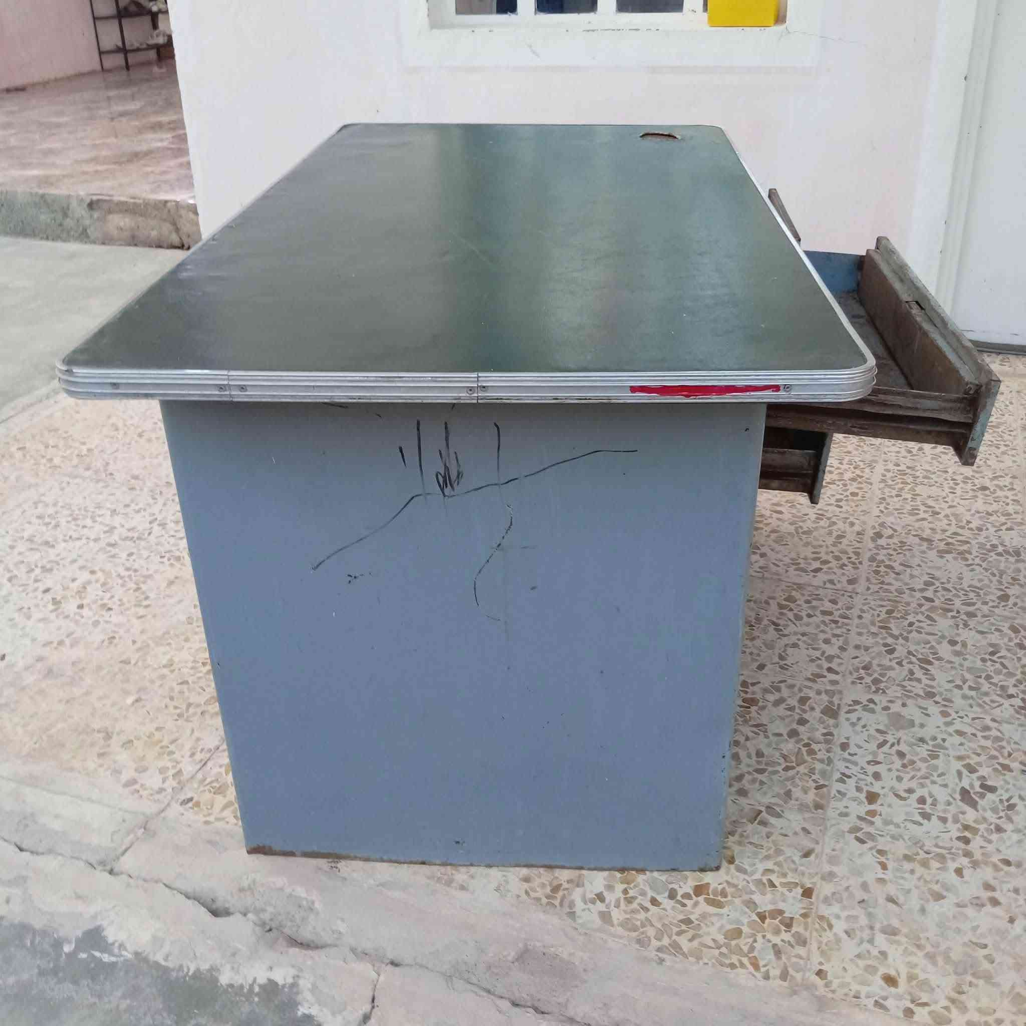 ميز للبيع ***********
