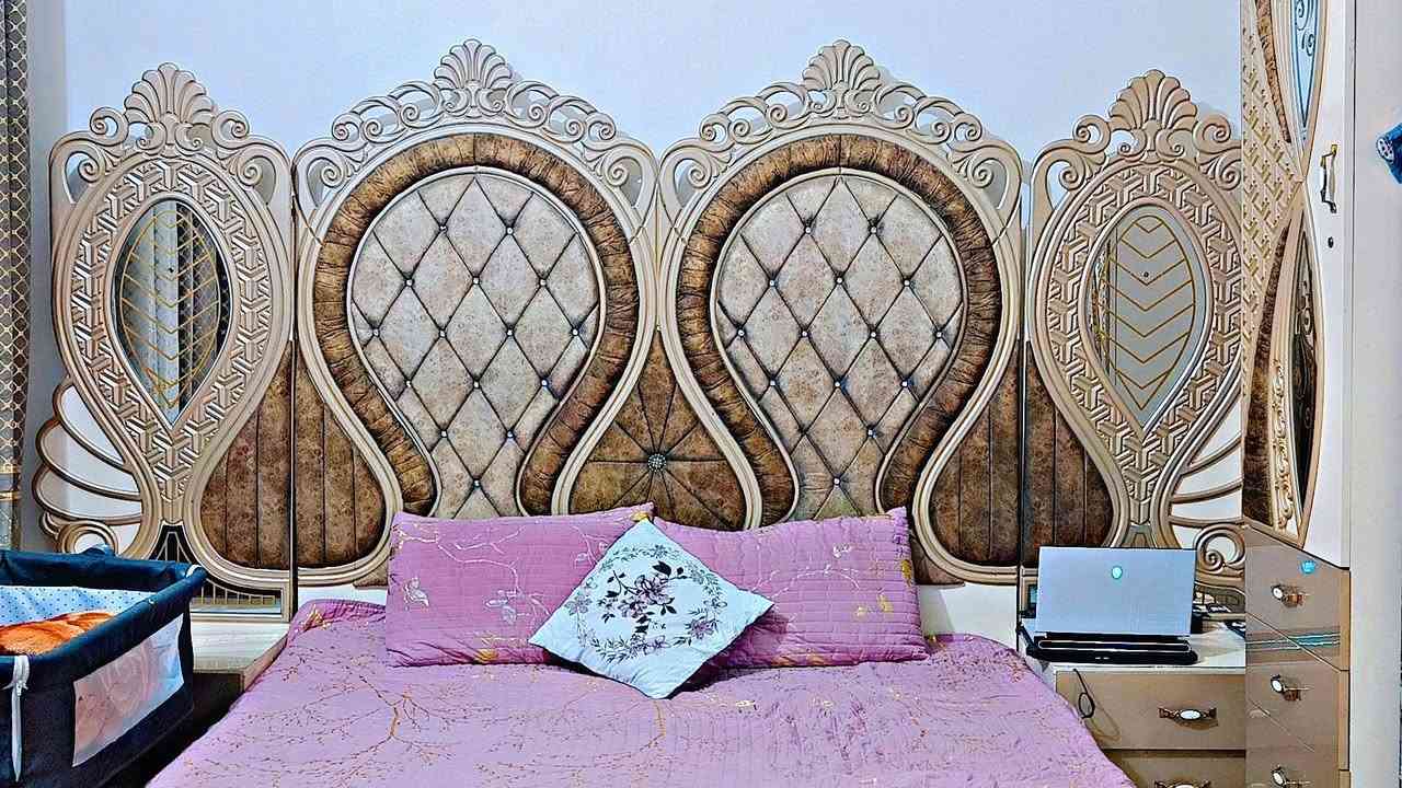 للبيع غرفة نوم ملكية تركي أصلي 100% وليست المقلدة.
✅ مكونة من 8 قطع
✅ جاهزة من كل شيء
✅ نظيفة ومحافظة عليها 

💰 تم شراؤها عام 2024 بسعر 3,500,000 دينار عراقي.
واليوم معروضة للبيع بسعر 990.000 الف دينار فقط،

للجادين فقط، المراسلة على الخاص أو الاتصال للاستفسار. مع صاحب الغرفه (***********)
