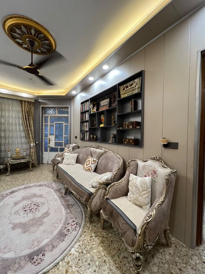 السلام عليكم 
بيت للبيع مساحة ١٠٠ متر طابقين يحتوي عل (  طرمة طويله وحديقة صغيره ، استقبال ، هول ، غرفة ، حمام ، مطبخ ترك ، طابق ثاني غرفتين كبار ، بيتونه مطله على سطحين كبار ) 

📍 المكان : بغداد الشعب  الزراعية حي الكوثر ( قرب ساحه علاء نجف ) شارع ٢٠ 

الاستفسار اتصال على الرقم 
***********
