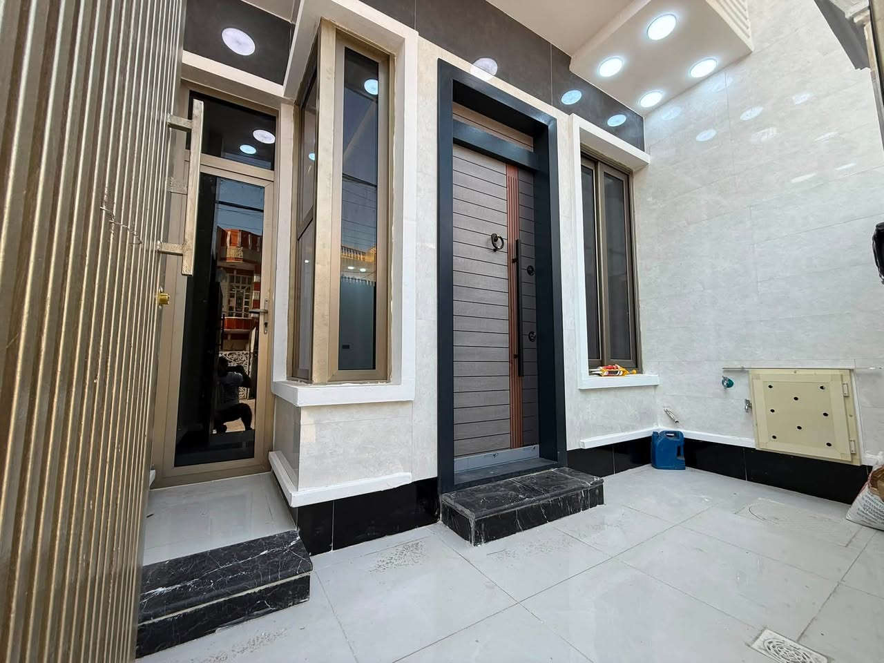 الدار للبيع 🏠مكتب تبارك للعقار 🏠
المساحة 90 م❤️
( مدخلين )البيت درجة أولى فول الفووول دزاين مودرن 🌸
العنوان الشعب شارع الاسواق المركزية التجار ❤️ موقع جيد 👌
يحتوي الطابق الارضي على كراج صغير  واستقبال ومطبخ حار وبارد ومنور وخدمات ومكان غسالة معزول وغرفة نوم 
ويحتوي الطابق الثاني على غرفتين نوم وخدمات وبيتونة وسطحين
للاستفسار اكثر يرجى الاتصال على الرقم التالي (متواجد هذا الرقم على الواتس اب والفايبر والماسنجر *********** )
او الاتصال على الرقم الاخر 
***********
او زيارة مكتب تبارك للعقار والمقاولات الكائن في شارع الاسواق المركزية قرب مطعم ميامي@أبرز المعجبين
