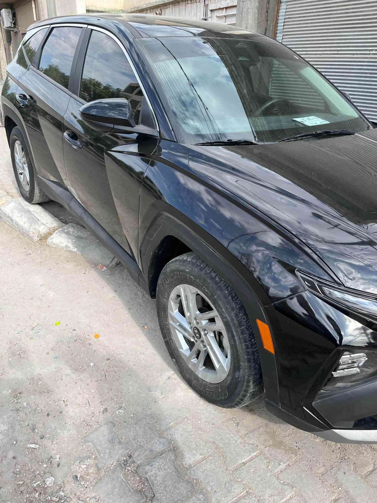• النوع: Hyundai Tucson
• سنة الصنع: 2025
• الفئة: SE
• نوع الهيكل: SUV / كروس أوفر، 5 أبواب
• المحرك: بنزين 4 سلندر
• سعة المحرك: 2.5 لتر
• القوة: 187 حصان
• العزم: 178 lb-ft تقريباً (حوالي 241 نيوتن.م)
• ناقل الحركة: أوتوماتيك 8 سرعات
• نظام الدفع: أمامي FWD (2WD)
• عدد المقاعد: 5
• مقاس الإطارات: 235/65 R17
• مقاس الجنوط: 17 إنش، 7.0J
• ضغط الإطارات حسب الملصق: 35 PSI أمامي وخلفي
• الوزن الإجمالي المسموح GVWR: 4,717 رطل ≈ 2,140 كغم•
• لون المصنع (Paint Code): TCM
• تاريخ التصنيع الظاهر: 01/2025
• بلد التصنيع: المكسيك
• رقم الـVIN: 3KMJA3DE4SE020770
•وارد أمريكي دخول جديد قبل ايام
•الوحات (بغداد)
• شاشا متصلة 
•سياره اخت زيرو ماشيه قليل
•ضرر خلفي جنطه + خشم جاملغ اليمين امامي فقط لا غير شرط سونار ( مصلحه وكامله)
•صور الضرر في امريكا مرفقة في المنشور

عنوان بغداد الحرية 
التواصل *********** واتساب 
المعرفه السعر ارسل رقم (1)
