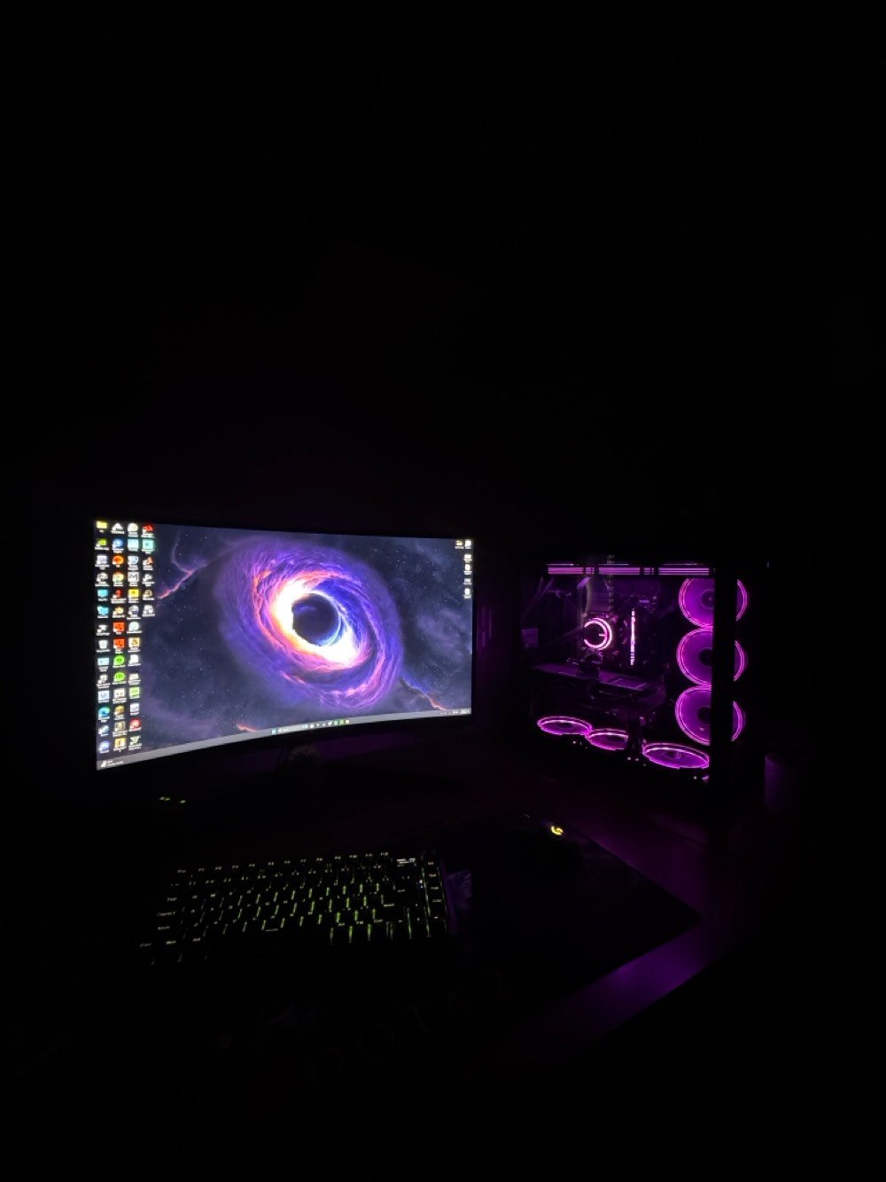 شراي ؟ تعال خاص وبيها مجال ***********
🔥 PC Gaming كامل للبيع — مواصفات قوية

🖥️ الشاشات:

•  Samsung 27” Curved — 2K 1440p — 165Hz(250,000)
•  Acer 27” — FHD 1080p — 165Hz(150,000)
•  عدد 2 Stand للشاشات(80,000)

🖥️ مواصفات الـPC: 1,600,000

•  CPU: Intel Core i5-13600K
•  Motherboard: B760 Gaming
•  GPU: RTX 4060 8GB — Triple Fan
•  RAM: XPG DDR4 — 32GB (2×16GB) — 3600MHz — CL18
•  SSD: MSI Spatium M480 Pro — 2TB — 7000/7000 MB/s
•  HDD: 2TB

عاكسة فاربر 1500VA جديد استخدام شهرين بس (260,000)
بطارية فاربر 65A 
(160,000)
UPS online 1kva استخدام شهرين
(180,000)

📌 الحالة: جميع القطع مستعملة ونظيفة، والتجميعة بحالة ممتازة. مع جميع العلب