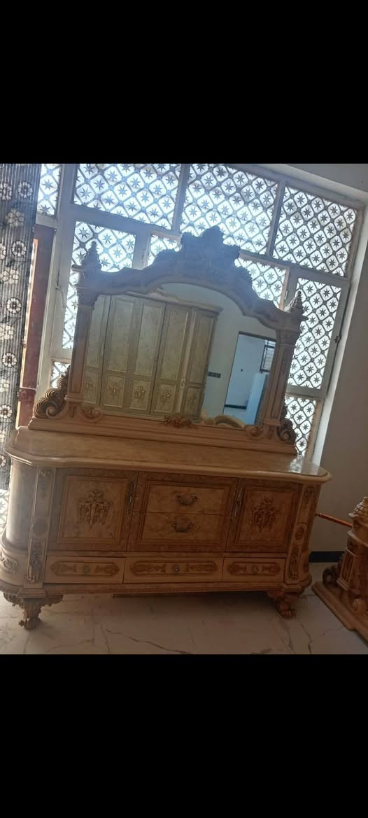 غرفه نوم مصريه نضيف اي ضرر مابيه السعر ٤٠٠

نص مكتوب في الصور:
- ٣:٥١ رسالة