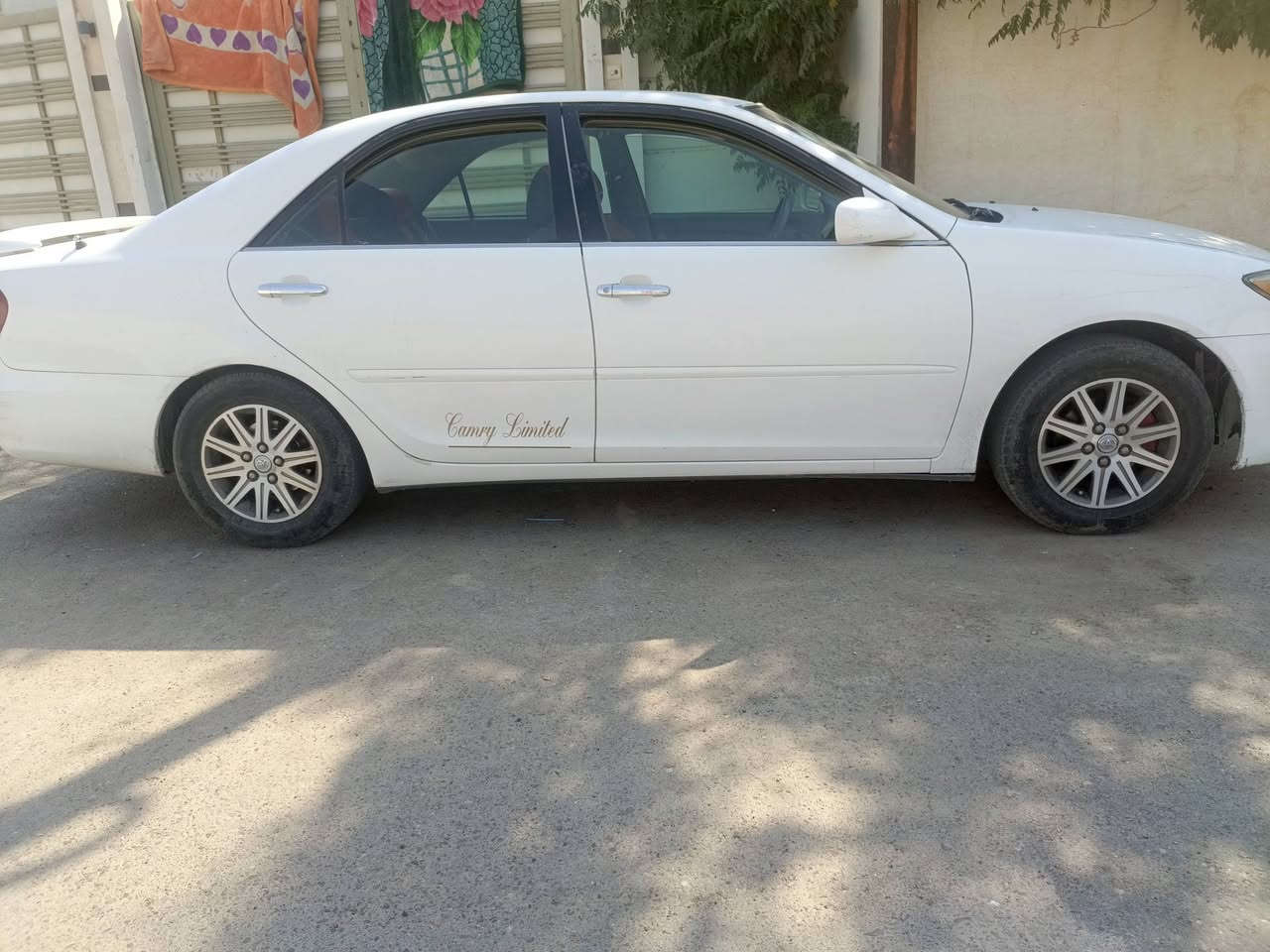 كامري2003 وارد امريكي مكفوله بس الجاملغ الخلفي بي رش كلير محرك 6 كير ومحرك وصدر وتخم تاير كله جريد وتبريد ثلج كل نقص مابيها سعره95 العنوان الرمادي الستفار***********/***********
