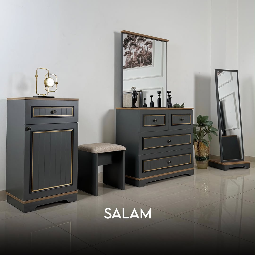 

نص مكتوب في الصور:
- SALAM