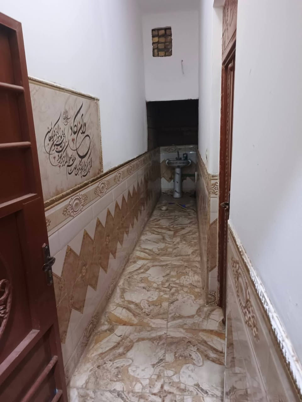 بيت في قضاء الحي منطقه حي الظباط وار قسم البلدي  البيت الوجهيه 16 متر // النزل 30:// عباره عن بيتين المساحه 450 طابو صرف تحويل ثاني يوم صب طابرك البيت رقم// 1 // مطبخ سيراميك حديث //3 // طول // العرض// 4//  متر هو صاله //9//متر  طول عرض  //4 // متر   غرفتين نوم 💤 //هول طول 10 متر // 4 ونص // متر  // حديقه كبيره مع صحبات خارجيه سيراميك ////كراج يتسع سيارات عداد اثنين  عرض الشارع عشرن متر مع انترنيت مع موالد ذهبي  هذ تفصيل البيت رقم واحد 
------------------------------
اابيت الثاني عباره عن صاله //8 // متر طول // عرض // 5 // متر  غرفتين نوم 💤  مطبخ  سيراميك حديث  5 //طول // متر //عرض //4// متر حديقه كبيره  صحيات خارجيه سيراميك حديث السعر خاص  ***********
