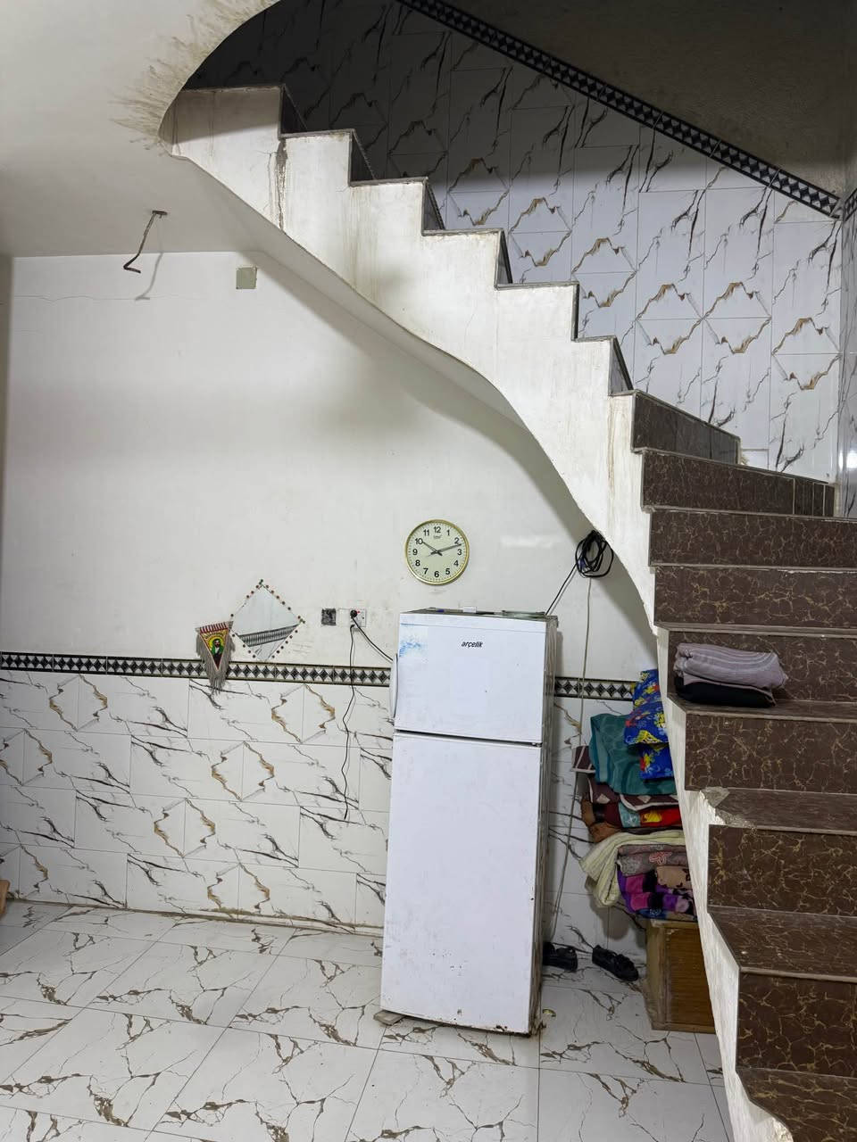 بيت مساحته 100متر بناء حديث غرفه وصاله ومطبخ واستقبال وصحيات في منطقه سيد جميل عل شارع عشرين الفاصل بين منطقه سيد جميل وحي العدل شارع رئيسي السعر 65للاتصال *********** عمارة, ميسان
