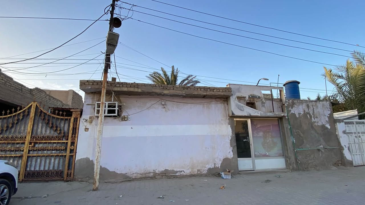سلام عليكم بيت البيع بحي الوائلي شارع النسيج بيت 🏠 مساحته 480متر
واجهيت البيت 16 متر 
نزال البيت 30 
يحتوي البيت 
1غرفه 6x3/5
2غزفه5x3/5
3غرفه4x3/5
4غرفه4x3/5
المطبخ 4x3/5
البراني 6x5
صاله عائليه 6x5
الكراج البيت 🏠 13مت
سعر البيت $500 وبي مجال بصيط 
لاستفسار عله الرقم *********** وبي وتساب
