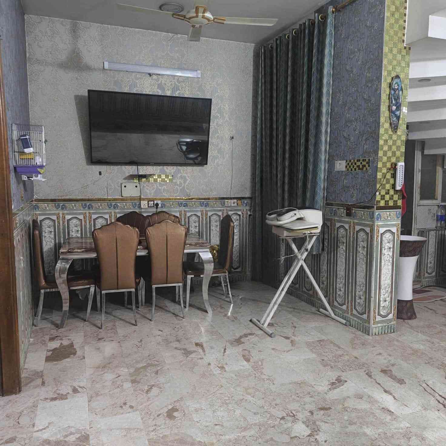 � للبيع بيت في الشعب – الديوان

📍 الموقع: الشعب – الديوان، بداية شارع 40
📐 المساحة: 150 م²
🏢 ثلاثة طوابق

🔹 الطابق الاول 
•استقبال
• صالة كبيرة
• غرفة
• صحيات

🔹 الطابق الثاني:
• غرفتين
• صحيات

🔹 الطابق الثالث:
• غرفة
• صحيات
• سطح

📜 نوع السند: طابو صرف

💰 ملاحظة: مبادرة المصرف العقاري  مطلوب عليه قرض بقيمة 100 مليون دينار.

•السعر؛250مليون دينار
📞•الرقم للتواصل والاستفسار:***********
