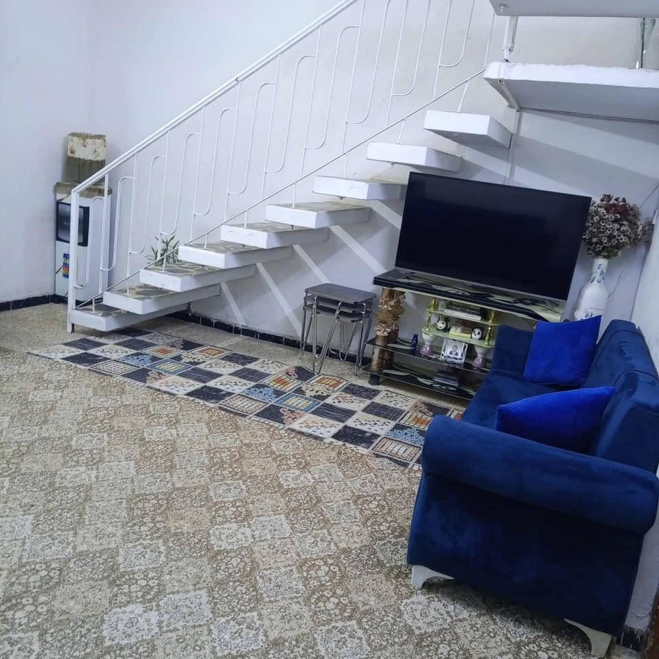 دار للبيع مساحة ١٩٠متر الواجهة ٨ طابو صرف 
الأمين الثانية قرب شبكة الكهرباء
يحتوي على طابقين 🏘️

الطابق الاول غرفتين نوم وصالة واستقبال ومطبخ ومنور ومخزن للغذائية.

الطابق الثاني يحتوي على غرفتين نوم وصالة ومجموعة صحيات.

وكذلك يحتوي على سطحين وكراج كبير ومجموعة صحيات خارجية وداخلية.

ماء وكهرباء ومجاري خير من الله 

👈للتواصل مع صاحب الدار حصراً 

‭***********‬
***********
متواجد على برامج التواصل
