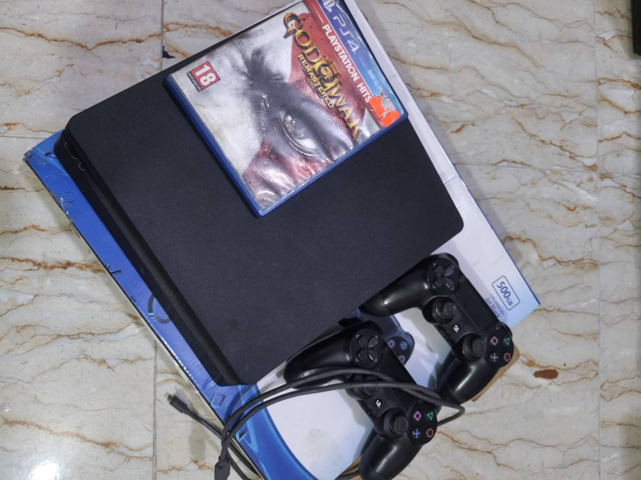 بلي ٤ سلم نظافة 99%100
يجي ويا يدات 2 والكيبلات مالتة كاملة 
وقرص GOD OF WAR 3
السعر 250 الف 
يوجد توصيل لكل العراق
رقمي للستفسار *********** يوجد وتساب
