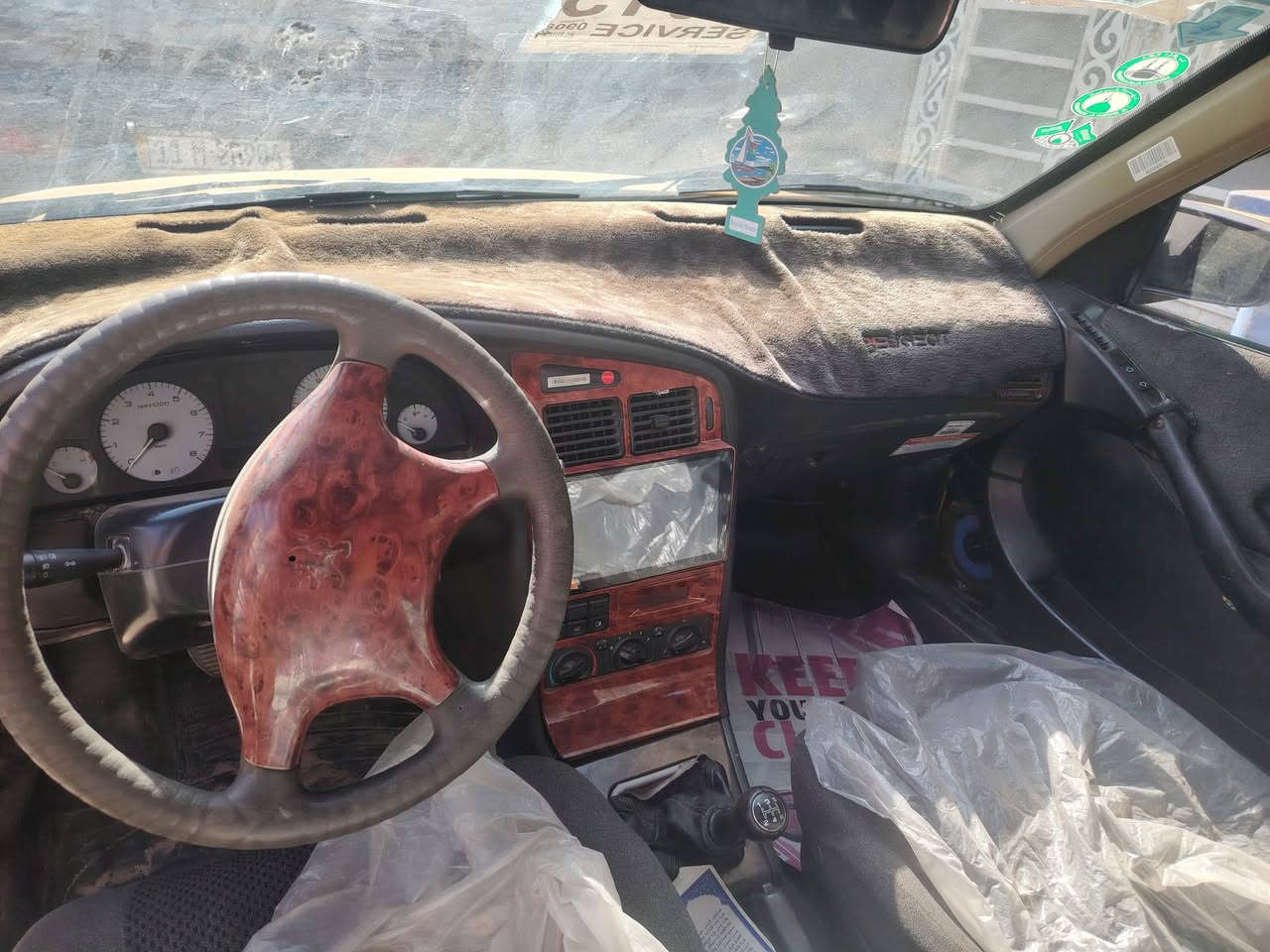 سلام عليكم بيجو بارس للبيع موديل 2015 رقم نكليزي بسمي سنويه جديده تبريد شغال ثلج سياره ضربه مابيه داخله يخبل بيه بكن سياره حلوه ترايه وين متريد سعر 48 وبيه مجال حك جيه مكان بغداد دوره الهاتف ***********
