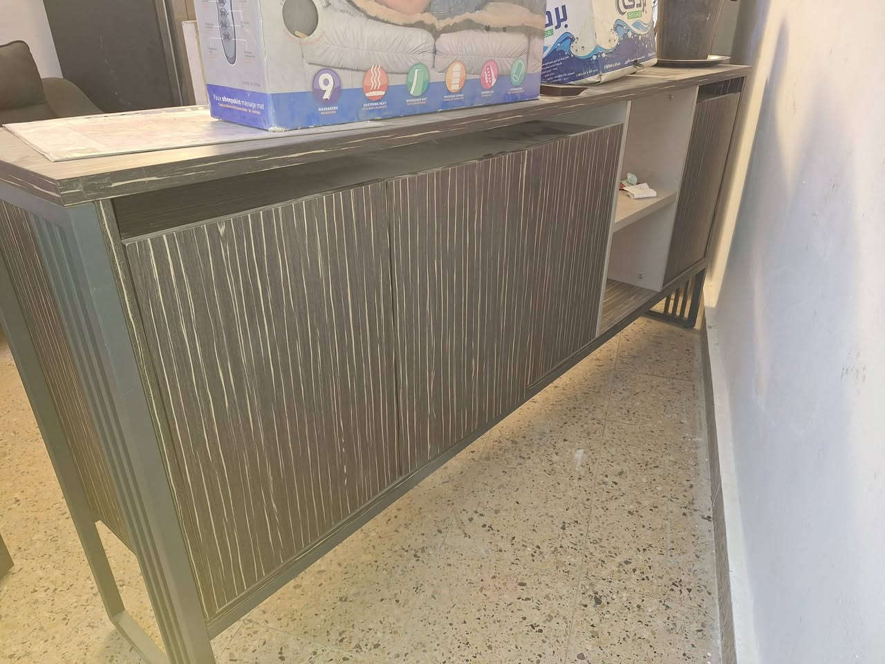 السعر مليون 
ميز مكتبي 
 سلفر
نظيف جدا
وكومدي جانبي
كونسول خلفي
كرسي 
طبلة وسطية

مكاني الكرادة 
***********

