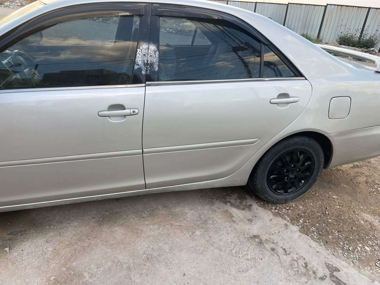السلام عليكم 
كامري موديل 2002

وارد امريكي 

رقم بغداد جديد

مكينه 4 سلندر 

محرك2400

وحالين مصبوغه 

كير مكينه جاهز

تبريد  ثلج 

مكان سياره بغداد 

للاستفسار ***********
