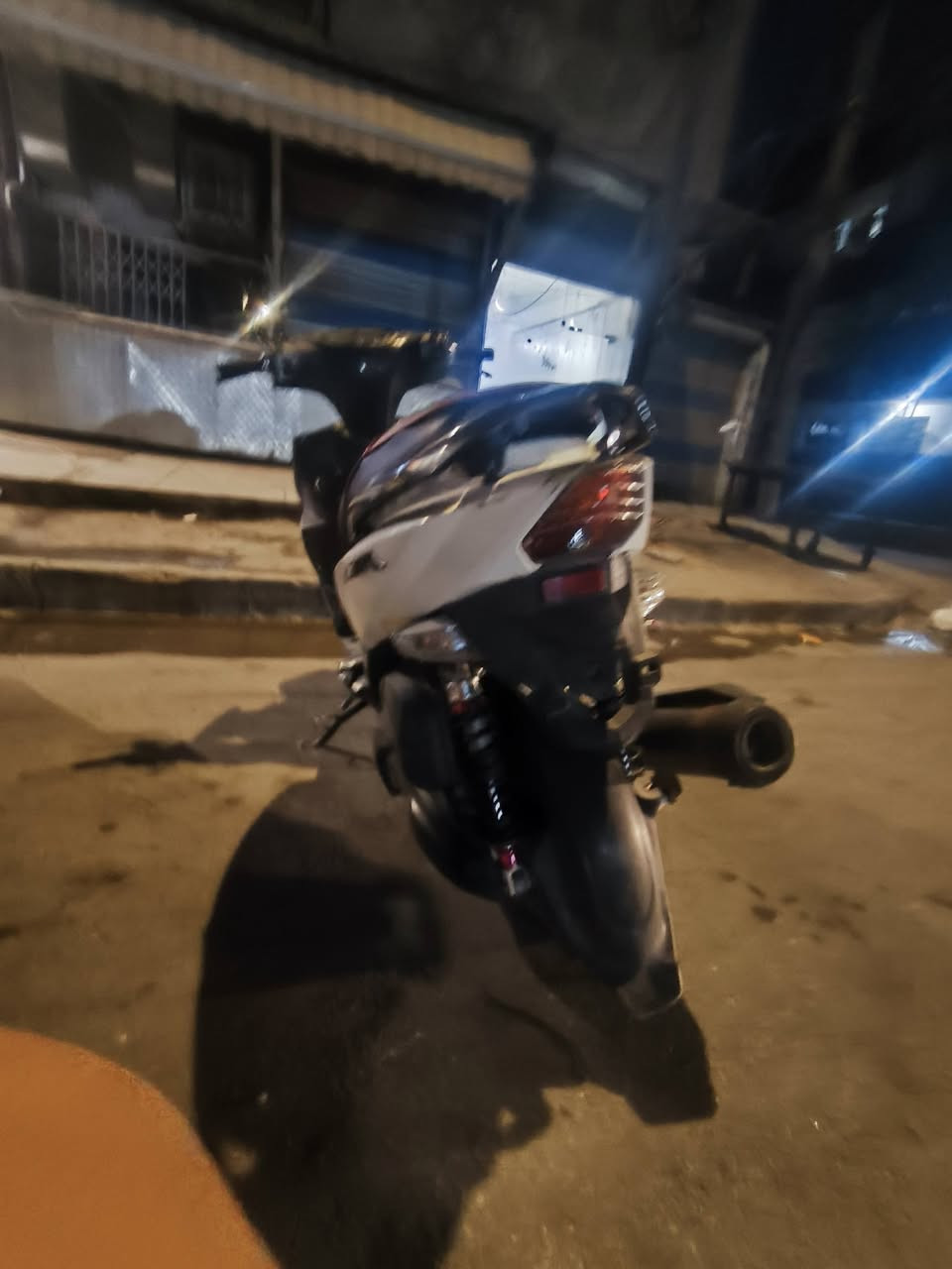 السلام عليكم جيتي ار مكينه ممفتوحه  
بيها بس ضعف بل ولفات 
بيها دبلات رياضي حمر اصلي 
وياله احمر 
دراجه كفرات ختم بدون بجم  
كهربائيات كلها شغاله باتري جديد تايرات جدد 
ملاح 
قفلها ب550
عنوان بلديات 
***********

