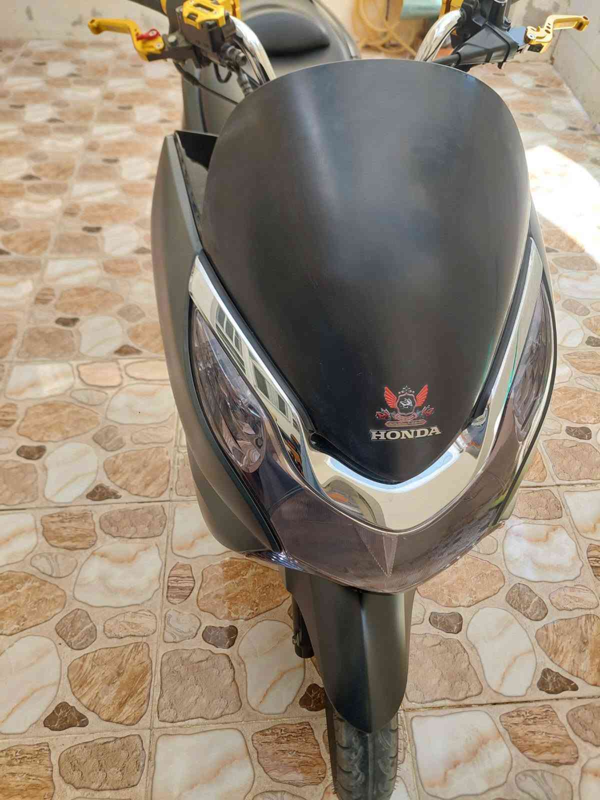 السلام عليكم اخوان دراجة Pcx جديدة كلش وماشية ١١٠٠٠ فقط ولون مميز ومزودة فول تزويد الدراجة كلش حلوة الاتصال على الرقم *********** العنوان ديالى بعقوبة
