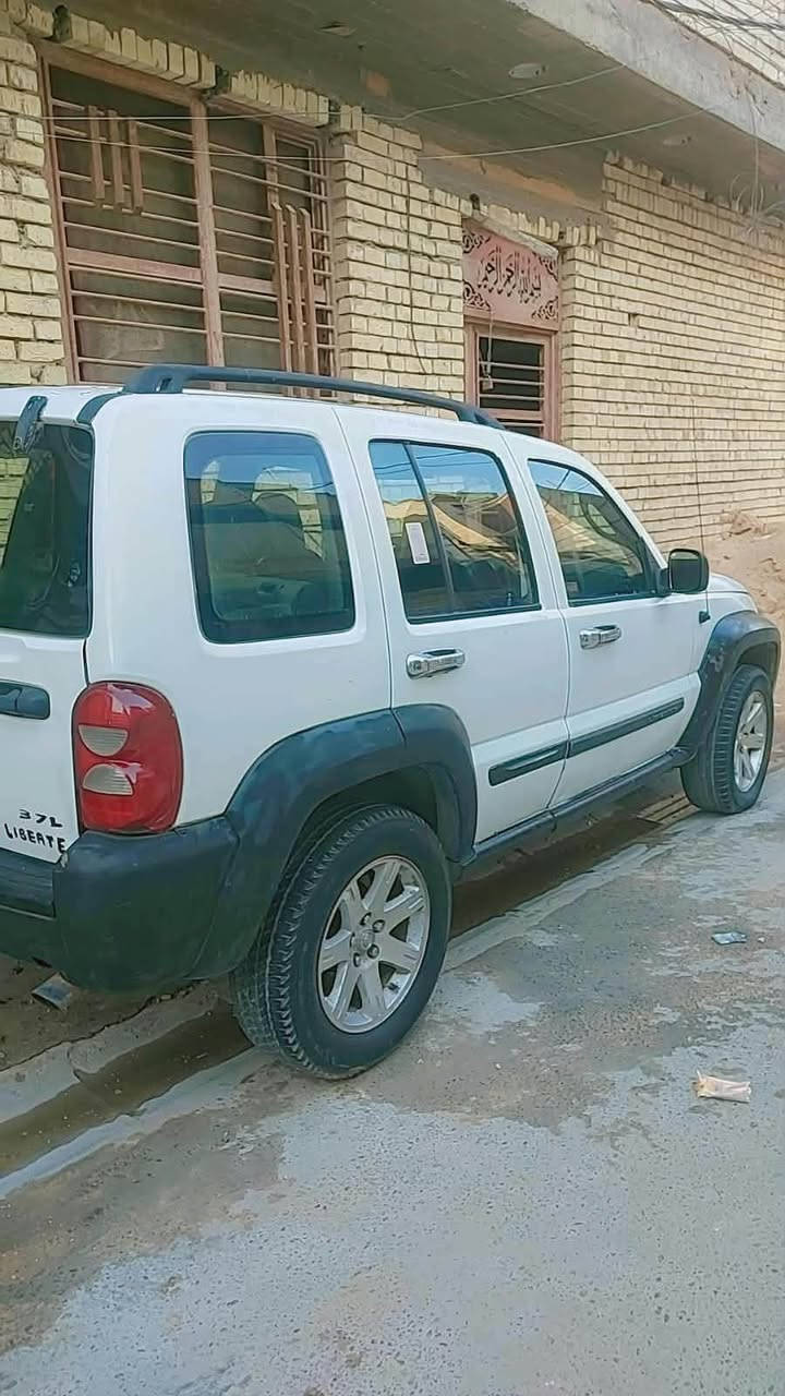 سلام. عليكم. جيب شيروكي. ٢٠٠٧ بيها. مكينه. وكير. بطه سياره.  مصبوغه. عام. تغير.  لون قبل نيلي. وهسه. ابيض رقم بغداد. بسمي. يرادلها. شويه. ترتيبات. بكاني. الغزاليه
***********
