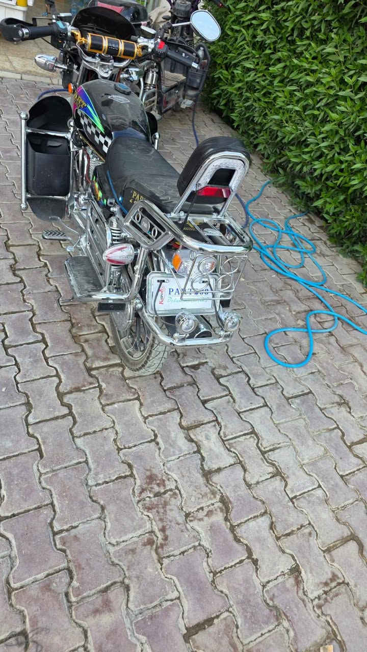 السلام عليكم متوفر بارت 200cc نيكل 
موديل 24 مخزن ماشي 300 كيلو متر 
دبل سويج ودبل بصمة تشغيل عن بعد 
بطارية تعبانة لان الدراجة مخزنة 
السعر 1200 
مكاني بغداد الدورة جمعية خير لله 
رقم ***********
