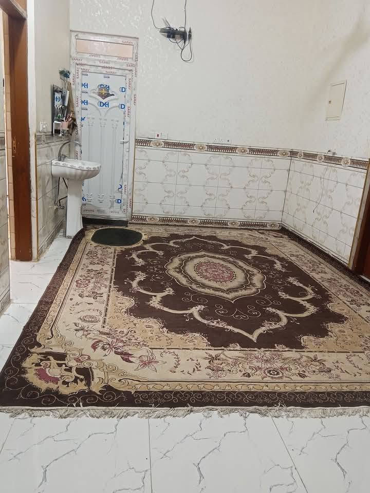 سلام عليكم للبيت للبيع مساحه 200طابقين متكون من اربع غرف ومطبخ وستقبال ومنور وصحيات الخدمات متوفره مي وكهربا وتبليط العنوان ديالى بعقوبه الصناعه الثالثه الاستفسار اتصل ع الرقم ***********/***********
