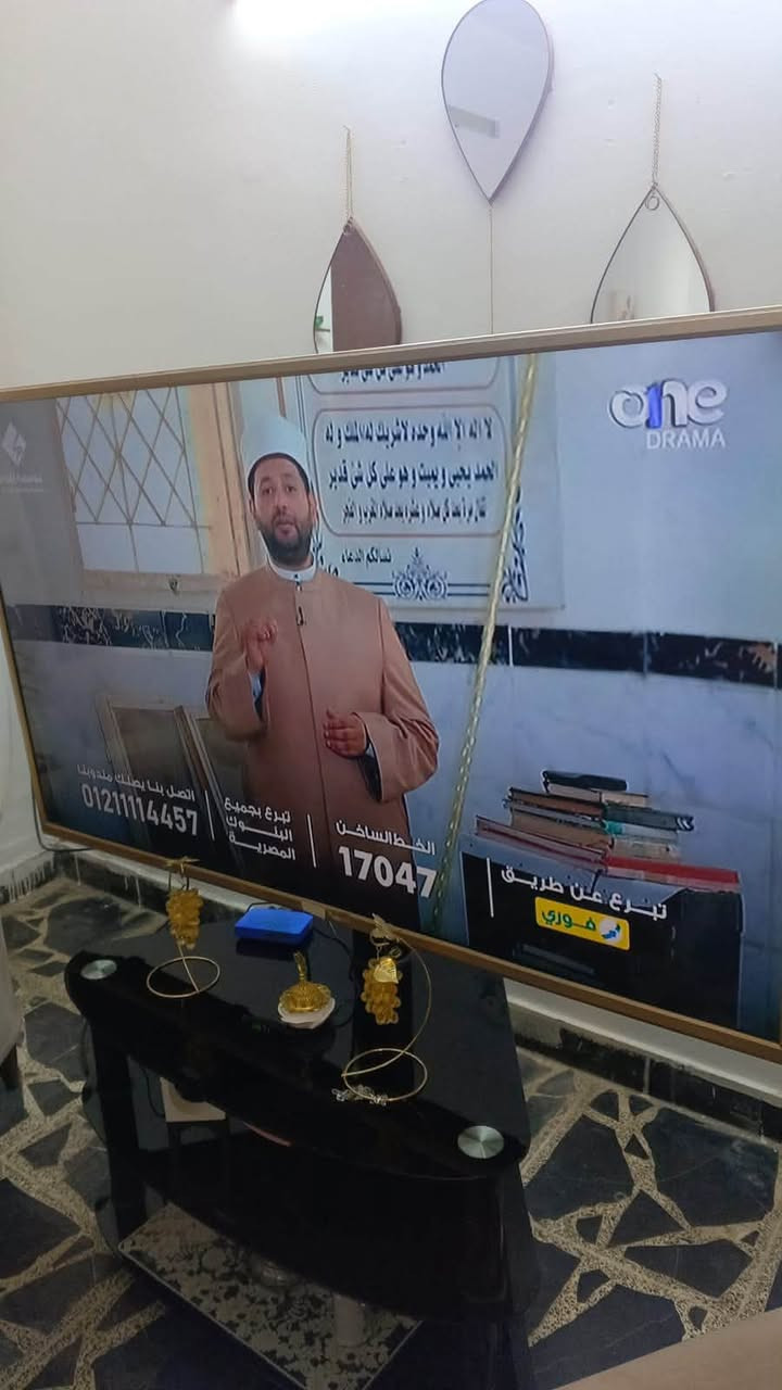 شاشة حجم 50 سمارت مع الميز اي تصليح مداخله سعر 150 الف قفل *********** واتساب موجود
