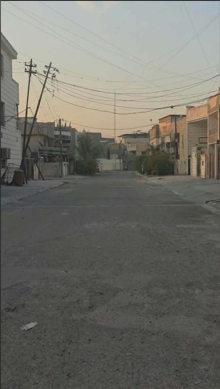 السلام عليكم الدار للبيع طابو صرف بأسمي في بغداد الجديدة  قرب مصرف الرشيد ومستشفى العلماء وقرب سوق قرب مطعم حنش المربع الذهبي بناء سنة 2023 بناء درجة اولى مساحة 125 واجهة 5 ونزال 25 مدخلين يحتوي الطابق الاول على كراج واستقبال وصالة كبيرة وغرفة سويت 5 في 5 ومطبخ حار وبارد الطابق الثاني ايضآ غرفة سويت فوك جوة 5 في 5 وصالة وغرفة 6 في 5 + بلوكونة تطل ع شارع ويحتوي على 5 حمامات مع تواليتات من صمنهن وحدة خارجية وتكدر تسوي غرفتين فوك كاملات للنص للاستفسار على هذا رقمي ***********
