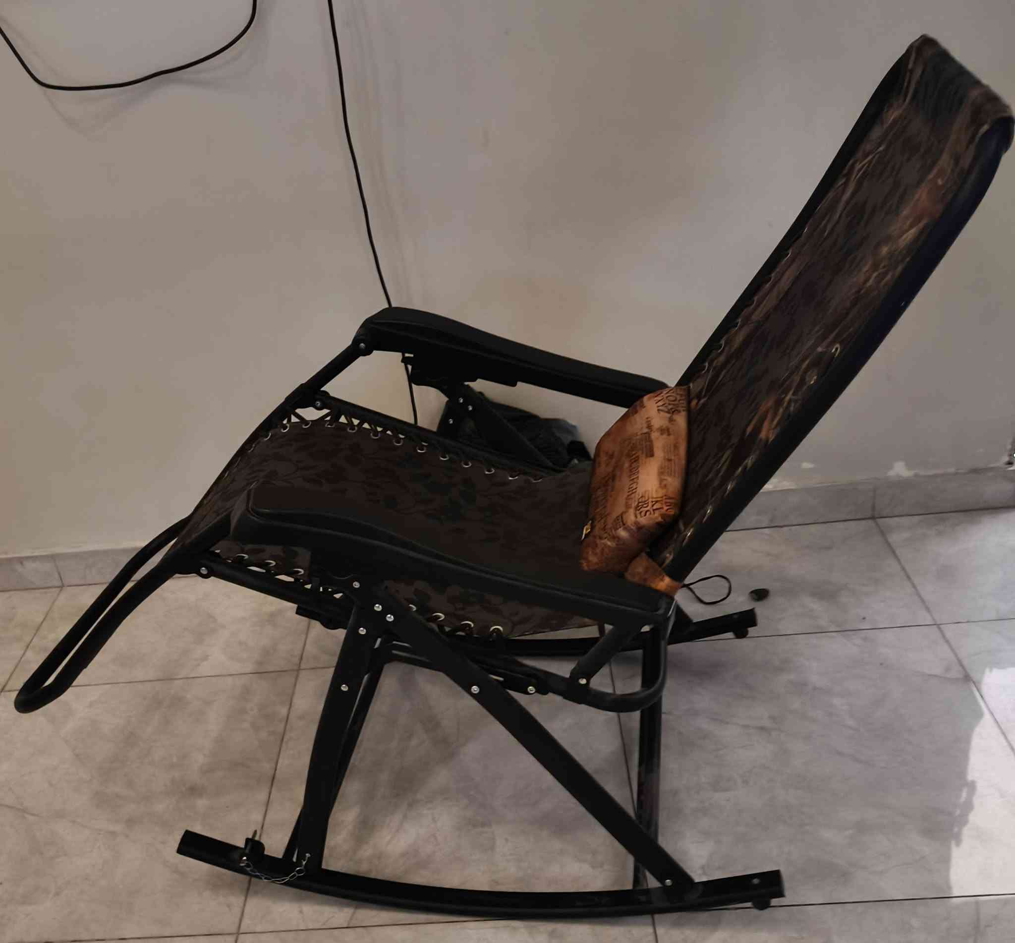 للبيع كرسي هزاز مستعمل قليل جدا اخو الجديد مكانه بغداد@ بلديات حي تجار سعره ٥٠ ألف موبايل***********
