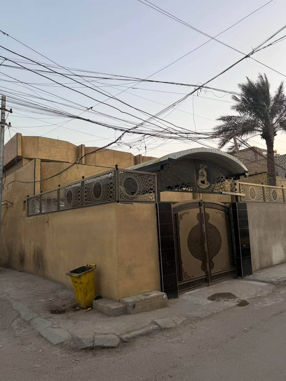 سلام عليكم بيت البيع  المساحه 300 لبيت ركن عل شارع الخدمي لبيت بين لاورفلي 49 بناء تسعينات ترميم سنه2025 لوجه15ونزال20 لموقع الورفلي قرب جامع المصطفي لاستفسار ***********
