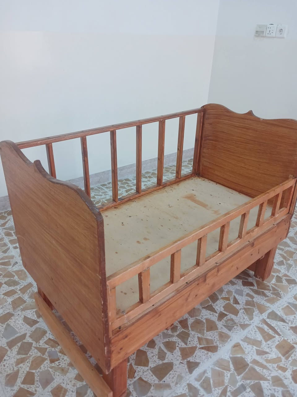 تخت طفل • مستعمل • مجال بسيط
