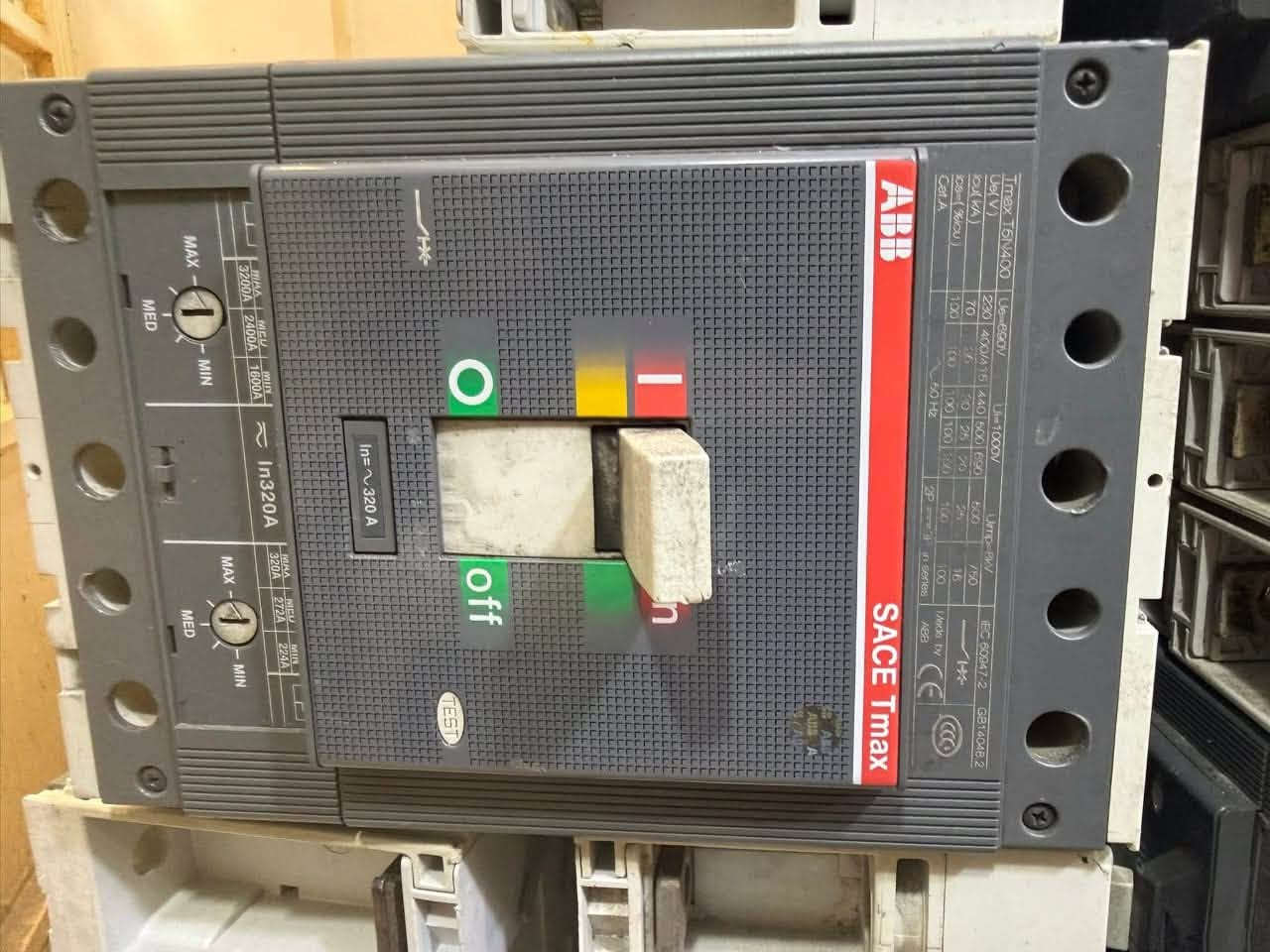 قواطع ABB • ١٦٠A-٨٠٠A