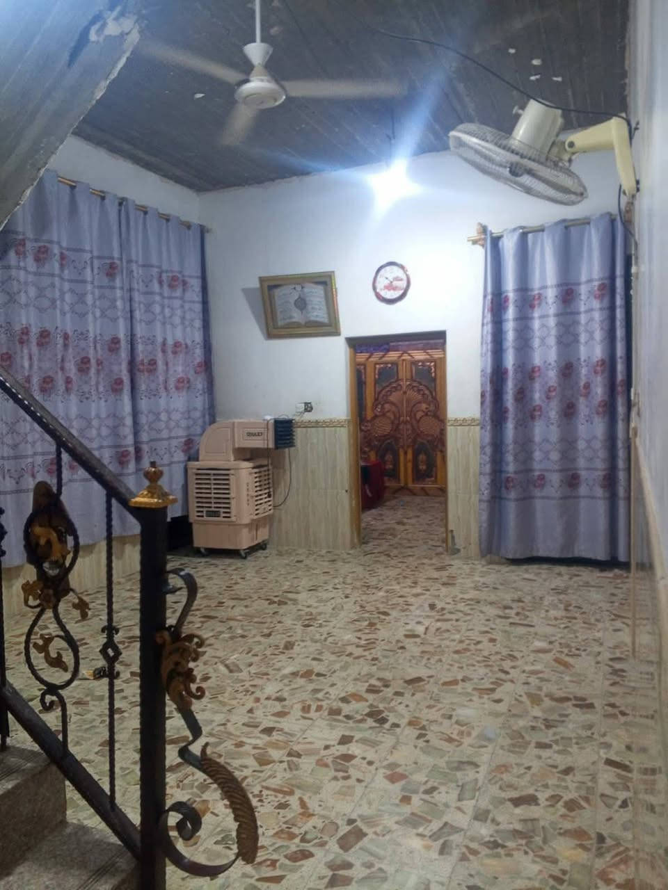 بيت 190 متر للبيع
عسكري مدارس قرب الادلة الجنائية
ثلاث غرف نوم وصاله  وستقبال ومطبخ وتخاريج جوه وبره
البيت كاشي وسيراميك نظيف فقط السكف ما مغلف
شارعه 10 متر
 البيت ثلاث غرف وصاله صب الاستقبال والمطبخ شيلمان
السعر 120 قفل

***********

