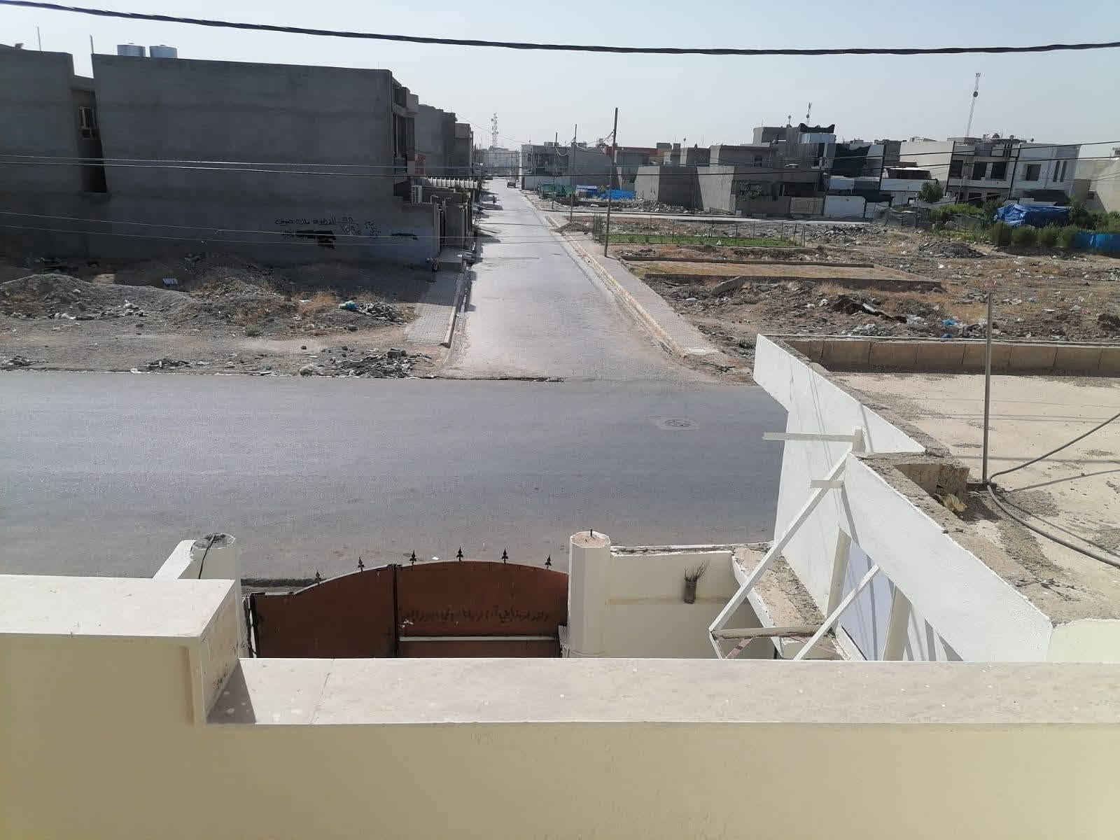 دار للبيع طابو  صرف 200 موقع مميز وبسعر مناسب في حي الزوراء55 قرب اقصو مول 
📍 الموقع: كركوك – حي الزوراء 55، قرب أقصو مول، على شارع 20. مقابيل ساحة كبيرة 

📐 المساحة: 200 م²

📄 السند: طابو صرف باسم شخص واحد

✅ فول خدمات

✅ واجهة 10 أمتار

🔹 الطابق الأرضي:

✔️ غرفتين نوم

✔️ هول كبير

✔️ استقبال واسع

✔️ مطبخ حار وبارد

✔️ كراج

✔️ محل تجاري كبير

✔️ صحيات سيراميك (داخل وخارج)

يحتاج فقط إلى إكمال السيراميك الطابق الأرضي 

🔹 الطابق الثاني:

✔️ غرفتين نوم كبيرة

✔️ هول 

✔️ مطبخ

✔️ صحيات

✔️ مخزن كبير

✔️ فول سيراميك

✔️ منظومة دكت للتكييف

✨ منزل بموقع حيوي وقريب من جميع الخدمات، مناسب للسكن العائلي أو للاستثمار، مع محل تجاري

📞 للاستفسار 

***********
