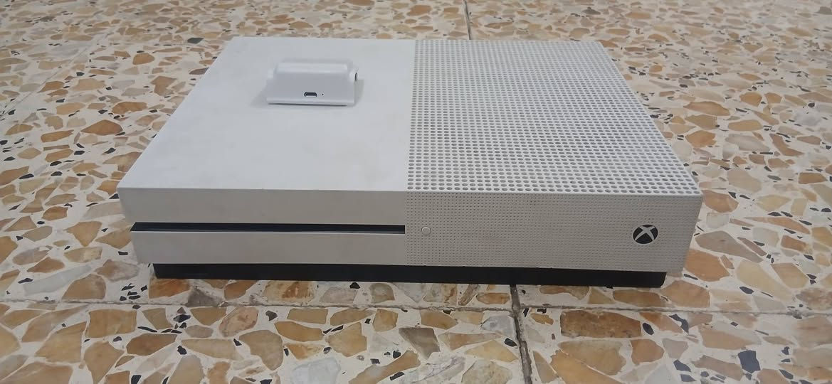 اكس بوكس وان اس للبيع
مع كامل الملحقات الأصلية
 ( جوستكات عدد 2 أصليات و نظيفات جداً و كيبلات الجهاز كاملة ) 
الجهاز مستخدم قليل و كلش نظيف
 السعر 200 و بي مجال 
للاستفسار التواصل خاص او على الرقم ***********
توصيل موجود داخل بغداد
