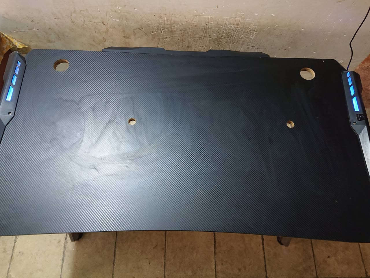 سلام عليكم اخوان

مكتب Fantech BETA GD600 هو مكتب ألعاب (Gaming Desk) ثابت الارتفاع، يركز على المتانة والتنظيم المتقدم. يتميز بإضاءة RGB جانبية، هيكل فولاذي فاخر، ونظام متكامل لإدارة الطاقة والكابلات يشمل حامل لقابس الطاقة (Power Strip). يأتي بحجم متوسط مع حامل للسماعات

الارتفاع: 77سم
الابعاد: 120 سم × 64 سم

اخوان ميز كيمنك كلش مرتب ونظيف هوة فقط متروك صارلة فترة لان بعت التجميعة وملتهي للدراسة 
الميز كلش نظيف واحلة بهواي من الصور لان لا اعرف اصور ولا موبايلي زين بالتصوير تجي تشوفة وتقيم + بي ملاحظات بسيطة و مثقوب بي ثقبين اضافيات للوايرات مال الماوس والكيبورد لا مأثرات ولا مبينات اثناء الاستخدام

اخوان مكاني بغداد الشعب الجزائر وسعرة الجديد من الوكالة اب 220 الف واني رايدة اب 100 وبي مجال حك الجية لان توصيل ماعندي للاسف ونعتذر عن الاطالة👍
للتواصل واتساب ورصيد:
***********
