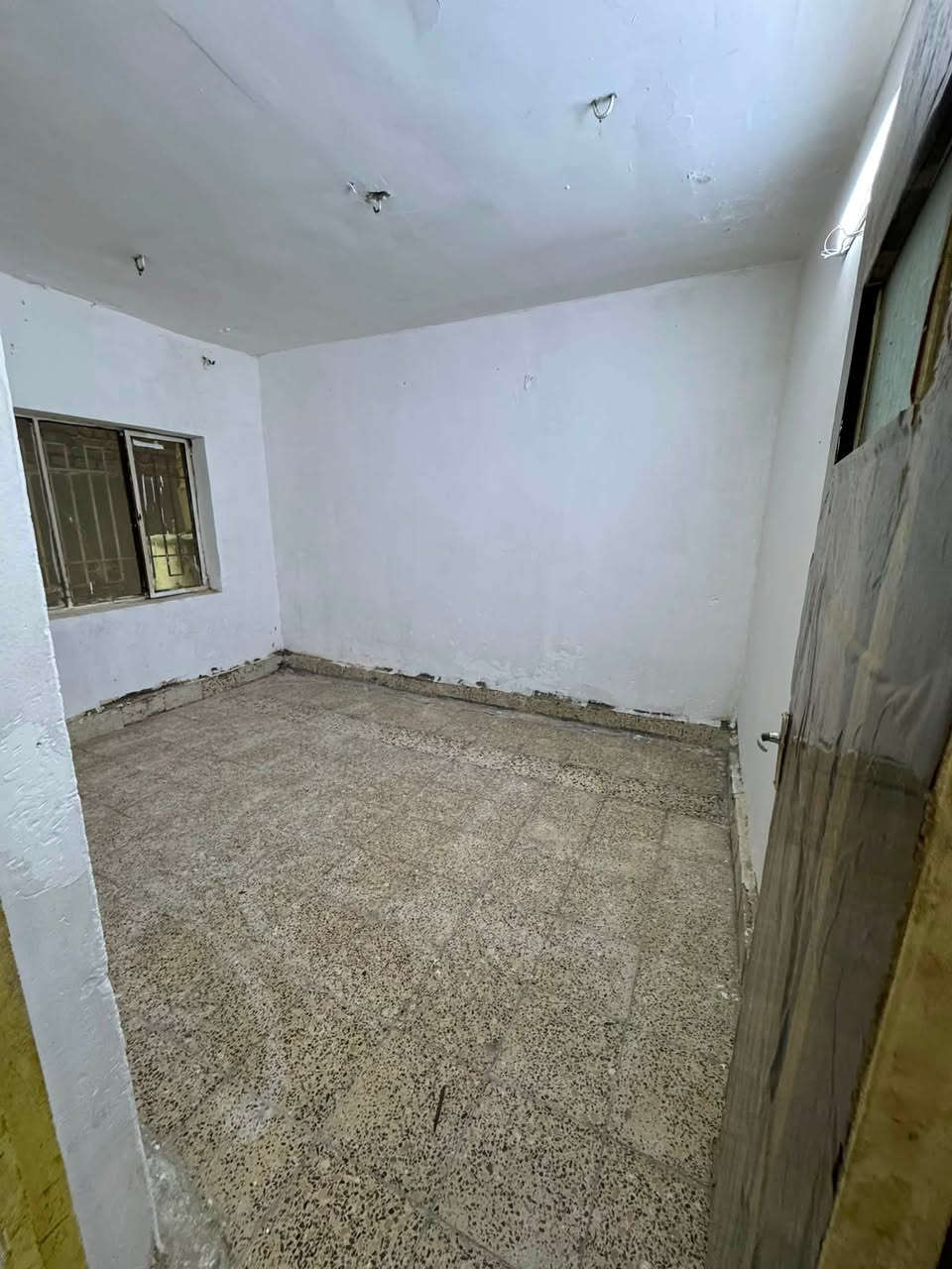 للإيجار 
المساحه ١٥٠ 
وحدتين سكنية 
الارضي يحتوي على كراج 
وصاله ومطبخ 
وخدمات 
وغرفتين نوم 🛌 
الأول يحتوي على صالة ومطبخ 
وخدمات 
وغرفتين نوم 🛌 
العنوان الشرطة الخامسة قرب مدرسة القادسيه 
الاستفسار ***********
