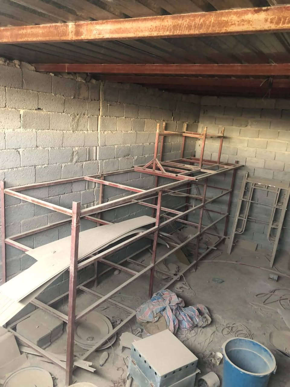 للبيع للاستفسار الرقم ***********
باب سلايت كامل 7 طلاكات 
مع محمل حديد 3 طوابق 
مع سقيفه 44 متر  
مكاني تكريت القادسيه متواجد خاص 
للبيع للاستفسار /***********
