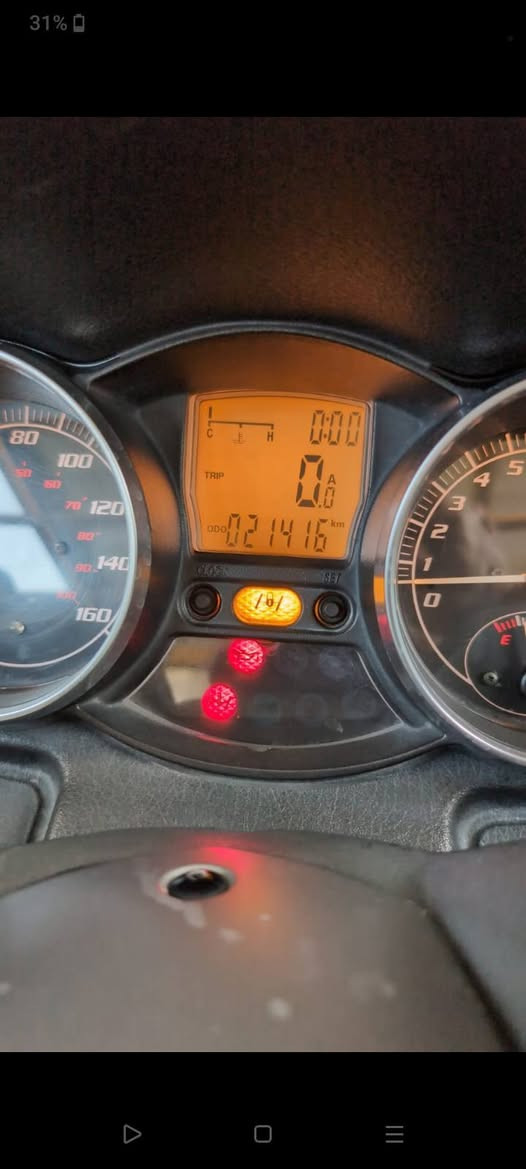 دراجة للبيع  250cc Piaggio Mp3 ماركة عالمية 20 حصان أنجكشن تبريد ماء   المنشاء أيطاليا المديل 2010  الدراجة نظيفة جدا  مال بيت المواد المصنعة متينة جدا وتطول لسنين عدة  أقتصادية بلبانزين كل 3 لتر 100 كم تقريبا ثلاث عجلات ثبات عالي جدا حتى أثناء المطر  ثبات عند التوقف الحر ASR و ABS مانع الأنزلاق تدفئة في قبظات الستيرن عند القيادة شتائا وفي الأماكن الباردة مريح في السفر  يصلح للسفر لمسافان طويلة جدا دسك أمامي مزدوج دسك خلفي جنطة كبيرة تسع لخوذتين  السعر 35 ورقة بيهة مجال للأستفسار هاتف و واتساب ***********
