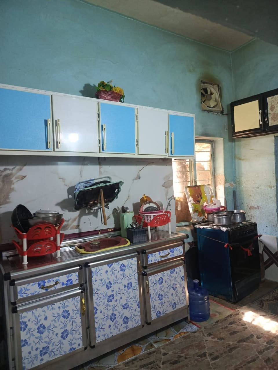 مشتمل للبيع طابقين الطابق الاول كامل جاهز للسكن والطابق الثاني هيكل مصبوب يحتاج لبخ+ ابواب 
المساحة 125م
 الطابق الاول استقبال + صالة +مطبخ +غرفة نوم +صحيات  نفسه في الطابق الثاني 
العنوان : المحاويل/حي الاسرى/الافراز في المقدمة
طابو صرف سعر البيع ٦٢ وبي مجال لشراي 
للأتصال على الرقم : ***********
