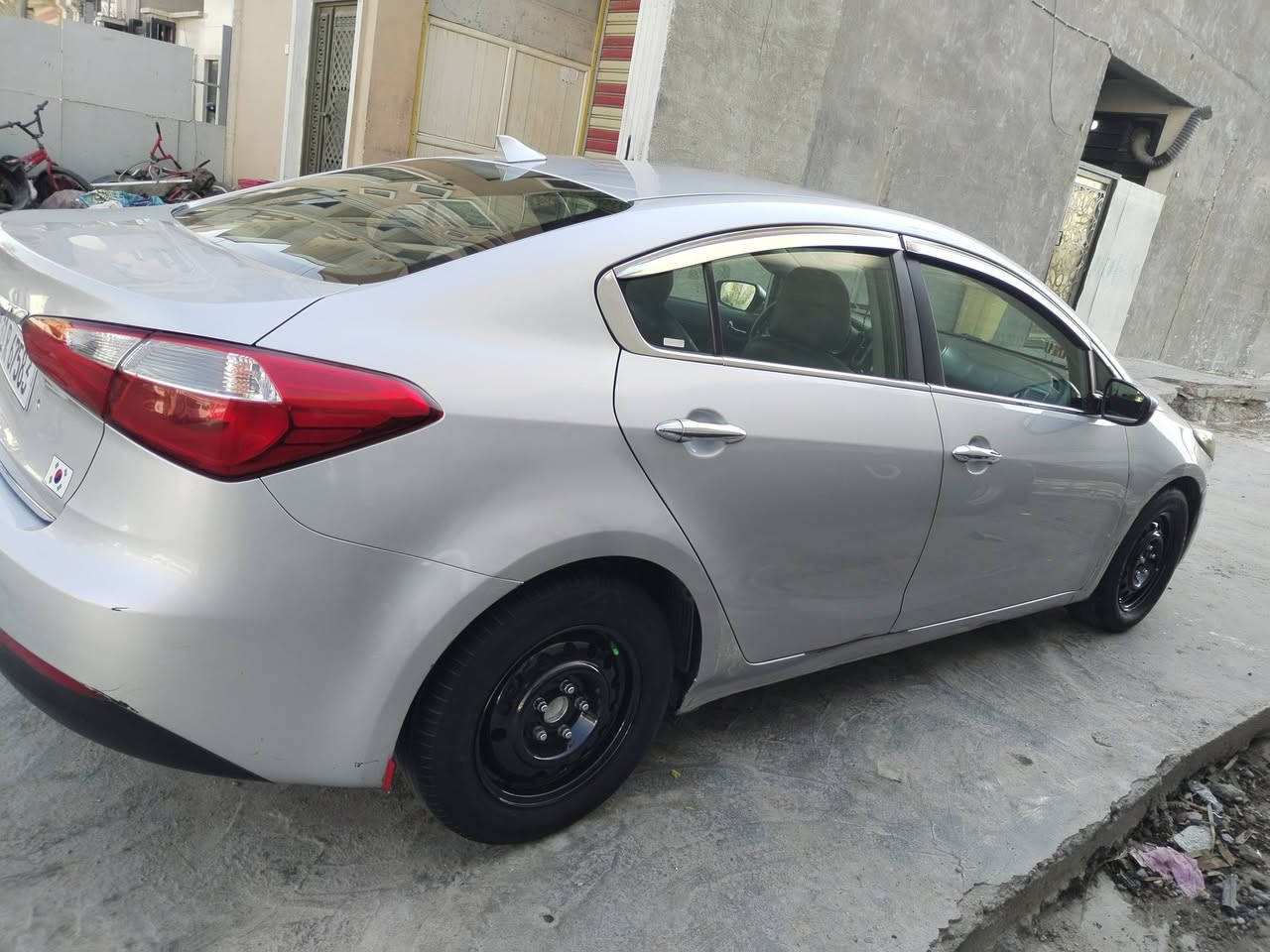 السلام عليكم للبيع او مراوس بكورلا       فورتي موديل 2015  رقم بغداد باسمي حادثها بامريكا جاملغ مال السايق فقط مبدل  او بل عراق بيها بارد بل جاملغ الايمن وشويه فعصه بل دوسه السياره كلش حلوه جديده  مال جناي كير ومكينه وتبريد او صدر كله كفاله  سعرها 100 اوبيها مجال  مكان السياره بغداد الغزاليه رقم الهاتف   ***********  بي واتساب
