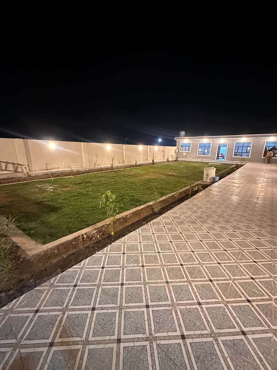 بسم الله الرحمن الرحيم 

السلام عليكم مزرعه للبيع حي الفرات طريق السنيه السياحي مجاور سكه القطار خلف منتجع الحيوانات وحديقة الروشه سند زراعي ٢٥ مداور بأسم المشتري 
رفت كونكريت ارتفاع ٣٠ سم كله ارضيه المشتمل والكراج والداير وتسليح أبو النص وأبو ٣ اثمان
سقف كونكريت تسليح أبو النص وأبو ٥ أثمان وأبو ٣ اثمان
بناء طابوك وبلوك وملبوخ بطن وضهر المشتمل
ماطور عدد ٢ بير واسأله
ومولده 
وثلاجه 
وميز و٦ كراسي
وتخم وكاونتر وسنكي
وغرفه نوم 
وشوايه بناء 
ارضيه المشتمل بورسلاين والكراج بورسلاين ايفا
مصبوغه ومنثوره الجدران من الداخل 
مؤثثه وجاهزه للسكن 
بناء ٢٦ ما مسكونه

المساحه ٥٠٠ م واجهة ١٥ م بناء المشتمل ١٠٠ م حديقه ٢٥٠
كراجات ١٥٠
للاستفسار الاتصال 

***********
او زيارة مكتب الماس للعقار _حي الحضارة _مقابل معمل ثلج الحيدري
