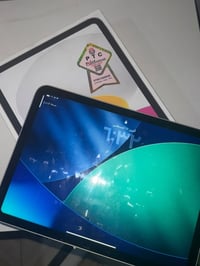 آيباد ١٠ • بطارية ١٠٠٪ • مستعمل قليل