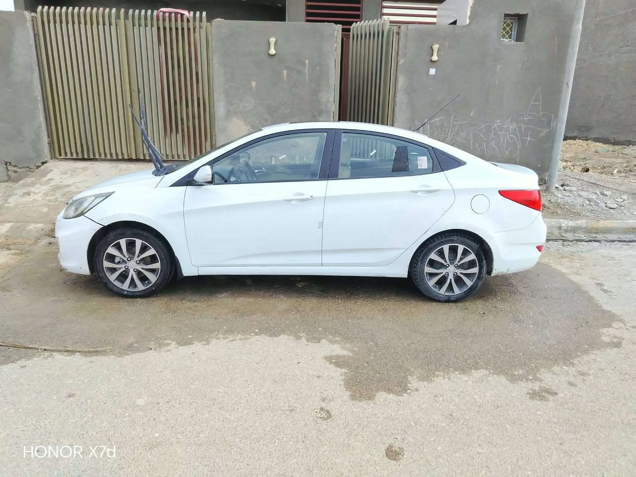 اكسنت ٢٠١٥ خليجي
فقط بيها رشات صبغ 
مواصفات بلو 
فتحة 
ويل كب 
فول تحكم ستيرن
محرك ١٦٠٠ دوش 
كير محرك تبريد كله شرط 
باسمي مداور ثاني يوم 
السعر ٨٥ وبيها مجال
مكان السيارة السماوة الخضر 
الاستفسار ***********

نص مكتوب في الصور:
- HONOR X7d