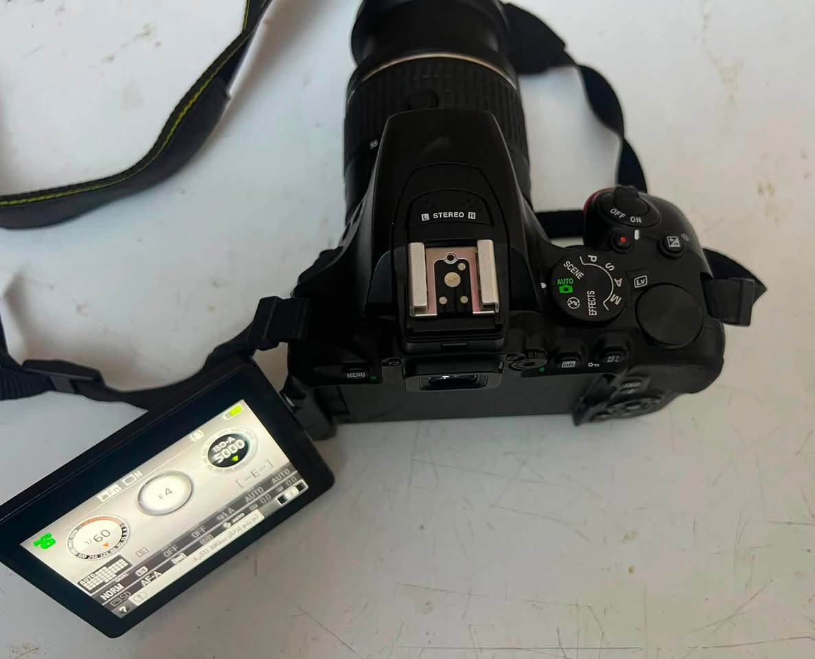 📸 كاميرا Nikon D5600 للبيع 📸
الموديل: Nikon D5600
 المميزات: تدعم نقل الصور فوراً للهاتف عبر Wi-Fi + Bluetooth.
 الشاشة: متحركة باللمس.
 النظافة: ممتازة جداً وبحالة قوية (الشاشة والنظام شغال تماماً)
📍 المكان: [بغداد]
📲 التواصل: عبر الرسائل أو الواتساب [***********]
