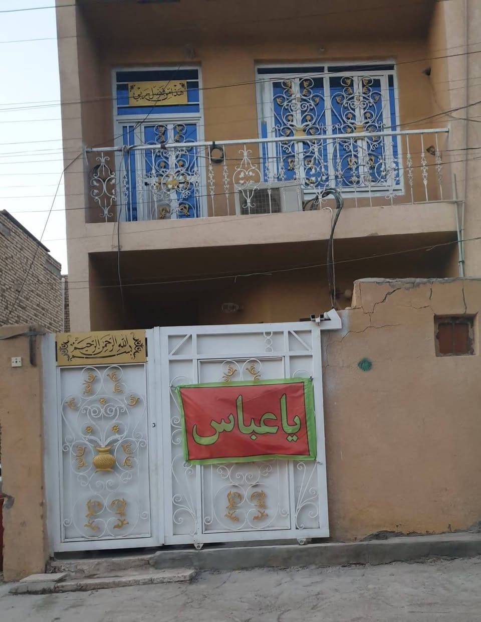 المساحه ١٠٠متر
المكان حي النداء قرب مدرسه عبد الكريم قاسم 
طابقين 
الطابق الاول غرفه وصاله واستقبال ومطبخ وصحيات 
والطابق الثاني غرفه وصاله +
وسويت يتكون من غرفه مفتوحه على صاله مع صحيات
السعر ٩٠وبي مجال
مكلف ب النشر الاستفسار ع الرقم //***********
