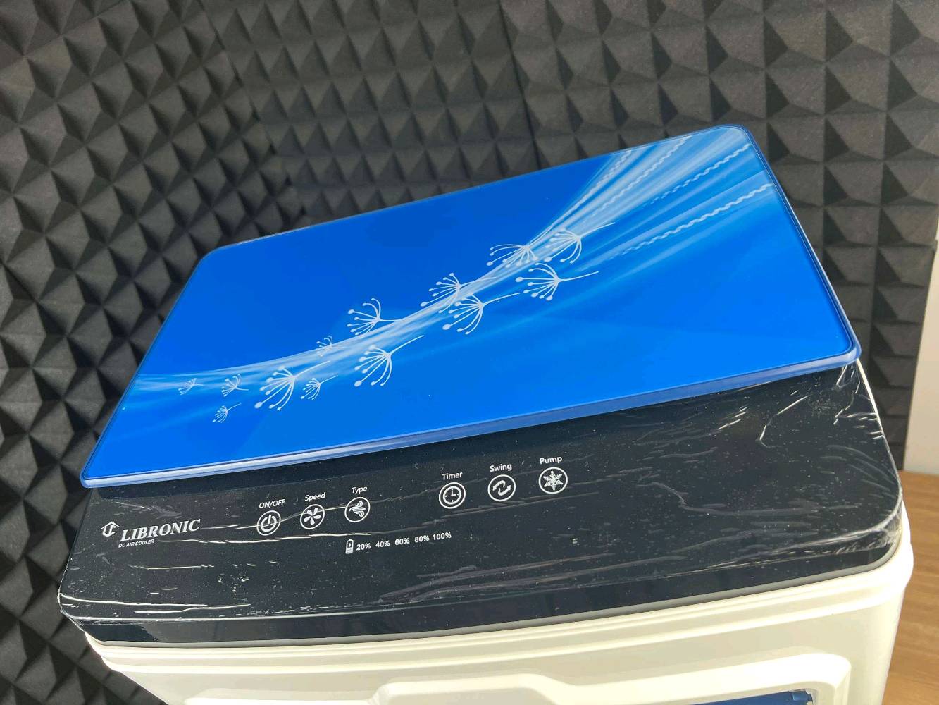 مبردة الهواء الشحن المحمولة ليبرونك - محرك نحاس 100% باستهلاك 50W، بطارية ليثيوم، منفذ USB لشحن الهواتف، وريموت كنترول

الاستخدامات:

التبريد الفعال عند انقطاع الكهرباء: تضمن لك تدفق هواء بارد ومنعش أثناء انقطاع التيار الكهربائي بفضل بطارية الليثيوم الداخلية القوية ونظام التغذية المرن.

تبريد الغرف، الصالات، والحدائق: مثالية لاستخدامها داخل منازلكم، المكاتب، أو الشرفات والجلسات الخارجية لتخفيض درجات الحرارة.

ترطيب وتنقية الهواء: تعتمد على تبخير المياه عبر حشوات الكرتون من 3 اتجاهات لتصفية الأتربة وتلطيف الجو الجاف.

المميزات:

محرك نحاس نقي 100% باستهلاك اقتصادي (50W): مجهزة بمحرك نحاسي عالي الكفاءة يضمن عمراً أطول وتشغيلاً هادئاً باستهلاك طاقة منخفض جداً بقدرة 50 واط.

لوحة تحكم لمسية مع مؤشر بطارية خماسي (LED): واجهة تحكم علوية أنيقة توضح مستوى شحن البطارية بالدقة (20%, 40%, 60%, 80%, 100%) مع أزرار لمس لـ (التشغيل ONOFF، السرعة Speed، النمط Type، المؤقت Timer، التوزيع Swing، والمضخة Pump).

لوحة خدمات جانبية (منفذ USB ومخارج إضاءة DC 12V): تتضمن منفذ USB مدمج لشحن الموبايلات والأجهزة عند انقطاع الكهرباء، بالإضافة لمخارج مخصصة لتشغيل إضاءة LED.

خزان ماء علوي مع غطاء أنيق: يحتوي الجزء العلوي على حوض إضافي لإضافة الماء ومكعبات الثلج تحت غطاء أزرق منقوش بالزهور.

توزيع كرتوني ثلاثي الأوجه: حشوات كرتونية عالية الكفاءة على الجانبين والخلف لزيادة مساحة التبخير وتبريد الهواء بأقصى سرعة.

طقم ملحقات كامل (علبتان ثلج + ريموت + 4 عجلات): تأتي مع علبتين كريستال ثلج (Ice Boxes) لزيادة البرودة، ريموت كنترول للتحكم عن بعد، و4 عجلات هيدروليكية مع براغي التركيب لنقلها بسهولة بين الغرف.

الملاحظات:

تركيب العجلات الأربع: اقلب المبردة برفق وثبت العجلات الأربع المعدنية في الفتحات السفلية باستخدام البراغي المرفقة لسهولة التحريك والتثبيت.

التعبئة واستخدام علب الثلج: افتح الغطاء الزجاجي العلوي املأ علبتي الكريستال بالماء وجمدّهما في الفريزر ثم ضعهما في حوض المياه العلوي مع إضافة الماء الصافي للحصول على هواء مثلج.

التشغيل والشحن واستخدام منفذ الـ USB:

شغل المفتاح الجانبي الرئيسي لتفعيل المبردة.

استخدم محول الشحن المرفق (175 سم) للتوصيل بالكهرباء؛ تتبع مستوى البطارية من خلال أضواء الـ LED الخماسية على لوحة اللمس (20%-100%).

يمكنك استخدام منفذ الـ USB الجانبي لشحن الموبايل فورياً أثناء انقطاع الكهرباء.

زر التحويل الجانبي: استخدام الزر الجانبي لأختيار وضع التشغيل اذا كنت ترغب بتشغيل المنتج على الكهرباء المباشرة او الشحن الداخلي.

القياسات والأبعاد الفنية:

القدرة الكهربائية: 50 واط (50W).

نوع المحرك: نحاس نقي 100% (100% Copper Motor).

فولتية التشغيل: 220-240V ~ 5060Hz مع دخل طاقة DC 12V.

نوع البطارية: بطارية ليثيوم قابلة للشحن (Lithium-Ion Battery).

أبعاد المنتج الفعلي: طول 42 سم × عرض 34 سم × ارتفاع 90 سم.

أبعاد كرتون التغليف: طول 48 سم × عرض 40 سم × ارتفاع 90 سم.

طول سلك الشاحن: 175 سم (1.75 متر).

الضمان: ضمان 12 شهر.